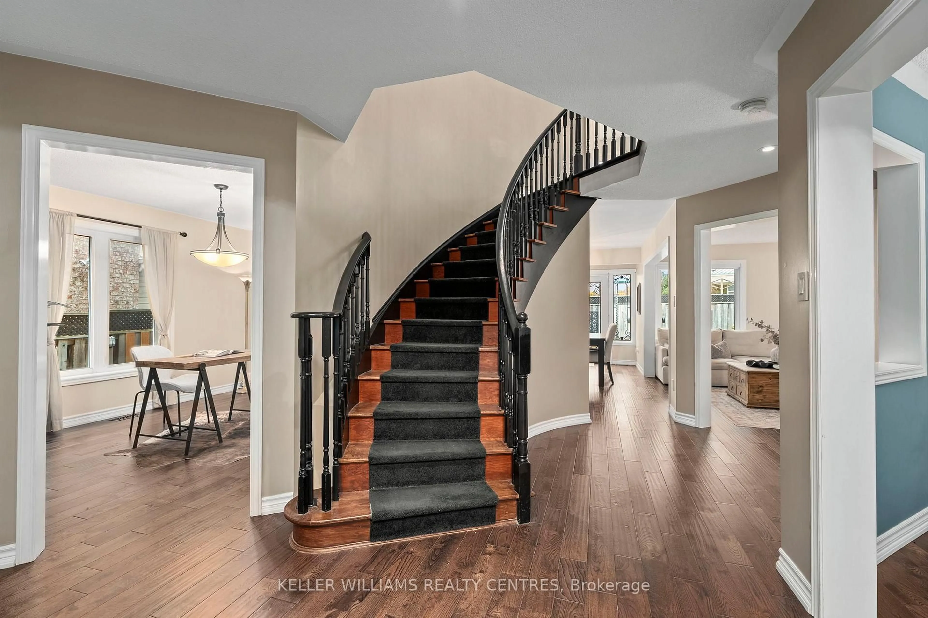 Indoor entryway for 7 Mahogany Crt, Aurora Ontario L4G 6M8
