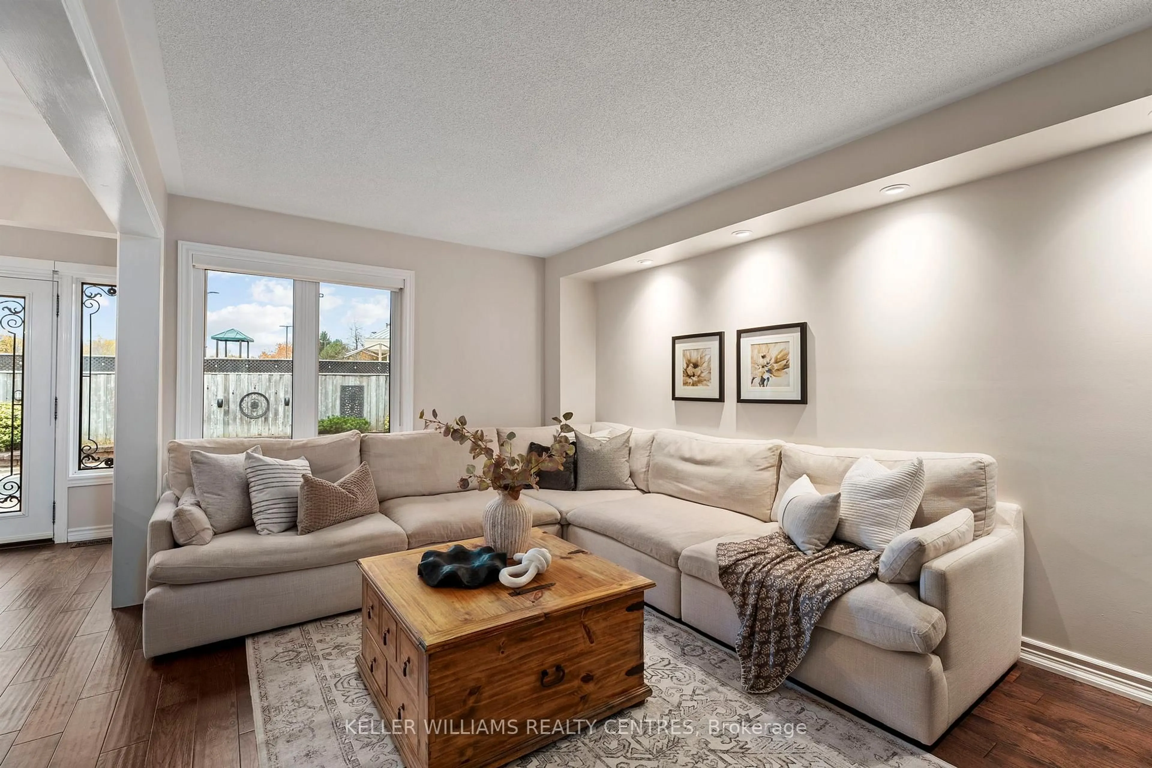 Living room with furniture, unknown for 7 Mahogany Crt, Aurora Ontario L4G 6M8