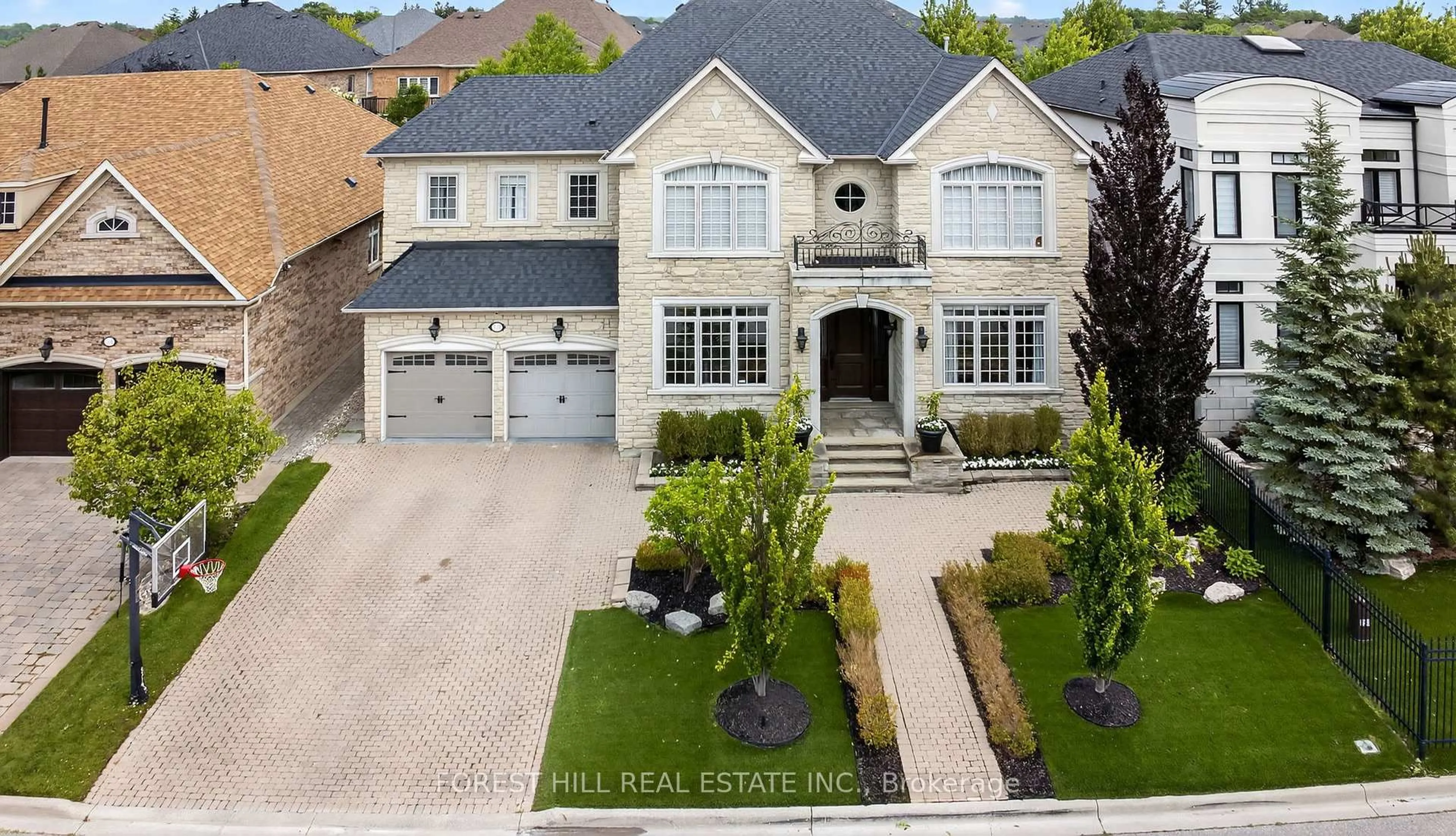 A pic from outside/outdoor area/front of a property/back of a property/a pic from drone, street for 110 Cook's Mill Cres, Vaughan Ontario L6A 0L1