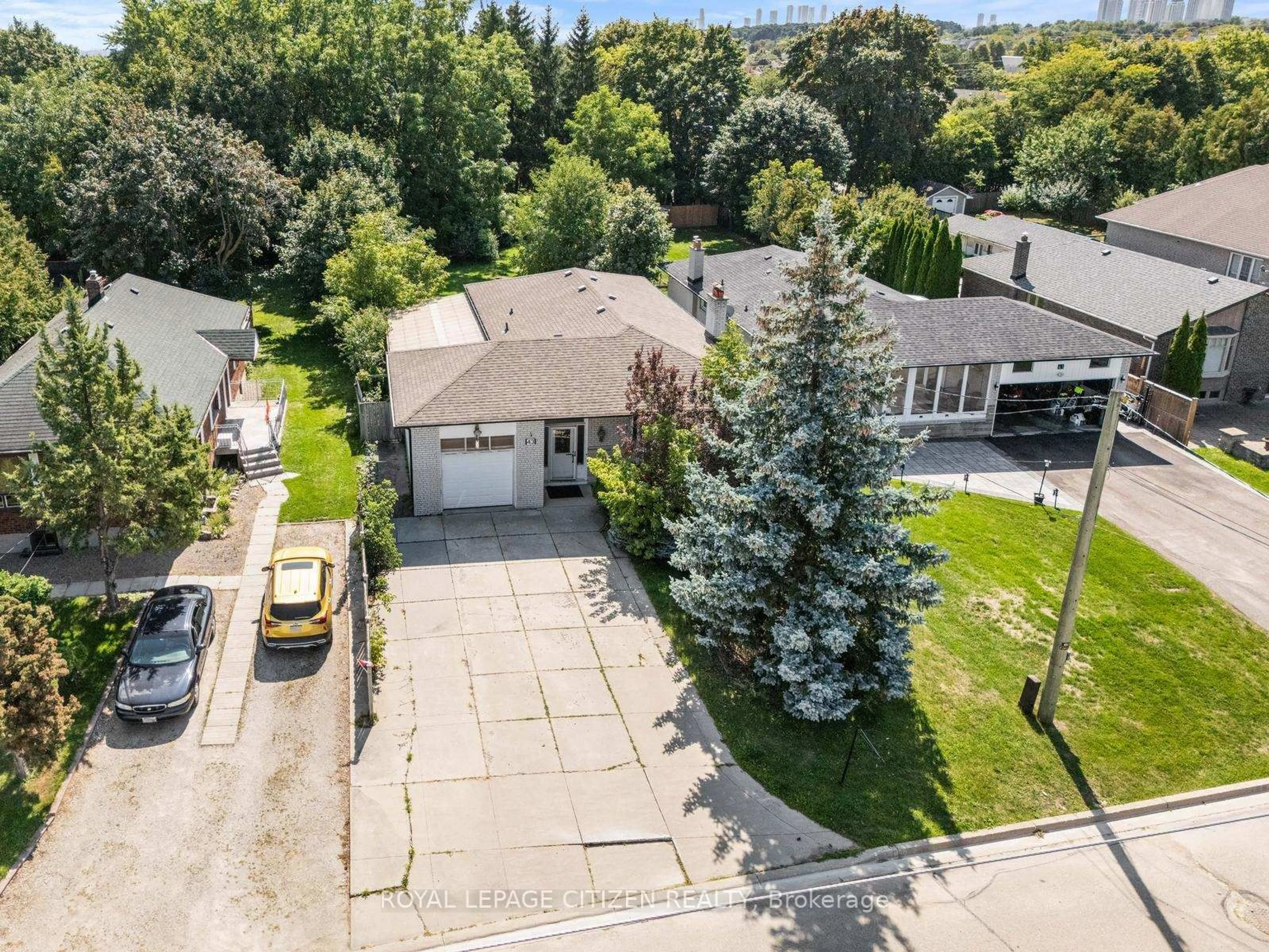 A pic from outside/outdoor area/front of a property/back of a property/a pic from drone, street for 43 Railway St, Vaughan Ontario L6A 1P7