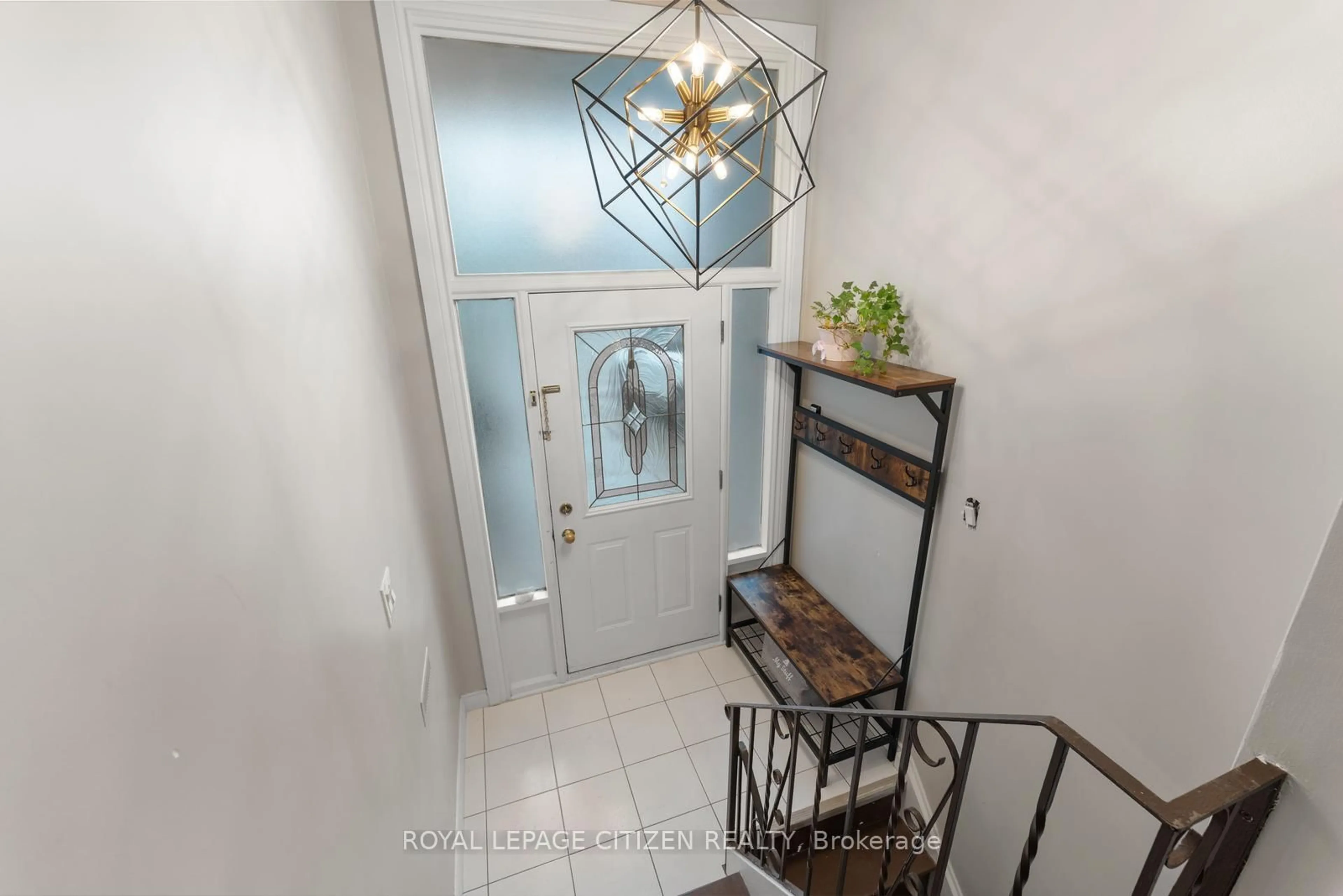 Indoor entryway for 43 Railway St, Vaughan Ontario L6A 1P7