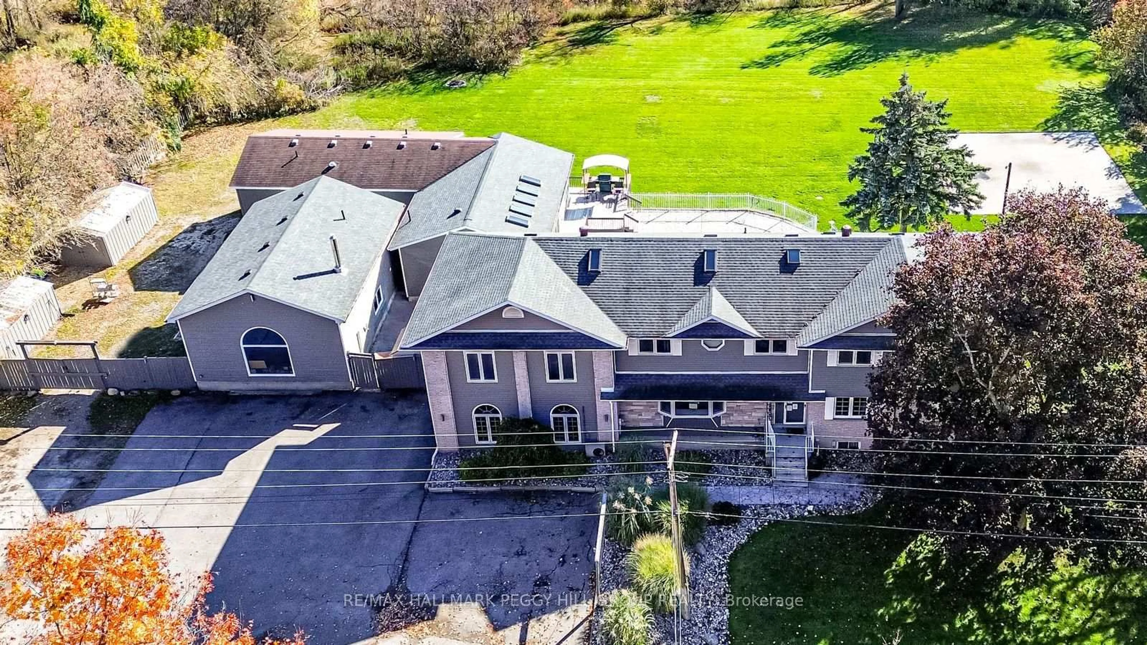 A pic from outside/outdoor area/front of a property/back of a property/a pic from drone, unknown for 1923 10th Line, Innisfil Ontario L9S 3P5