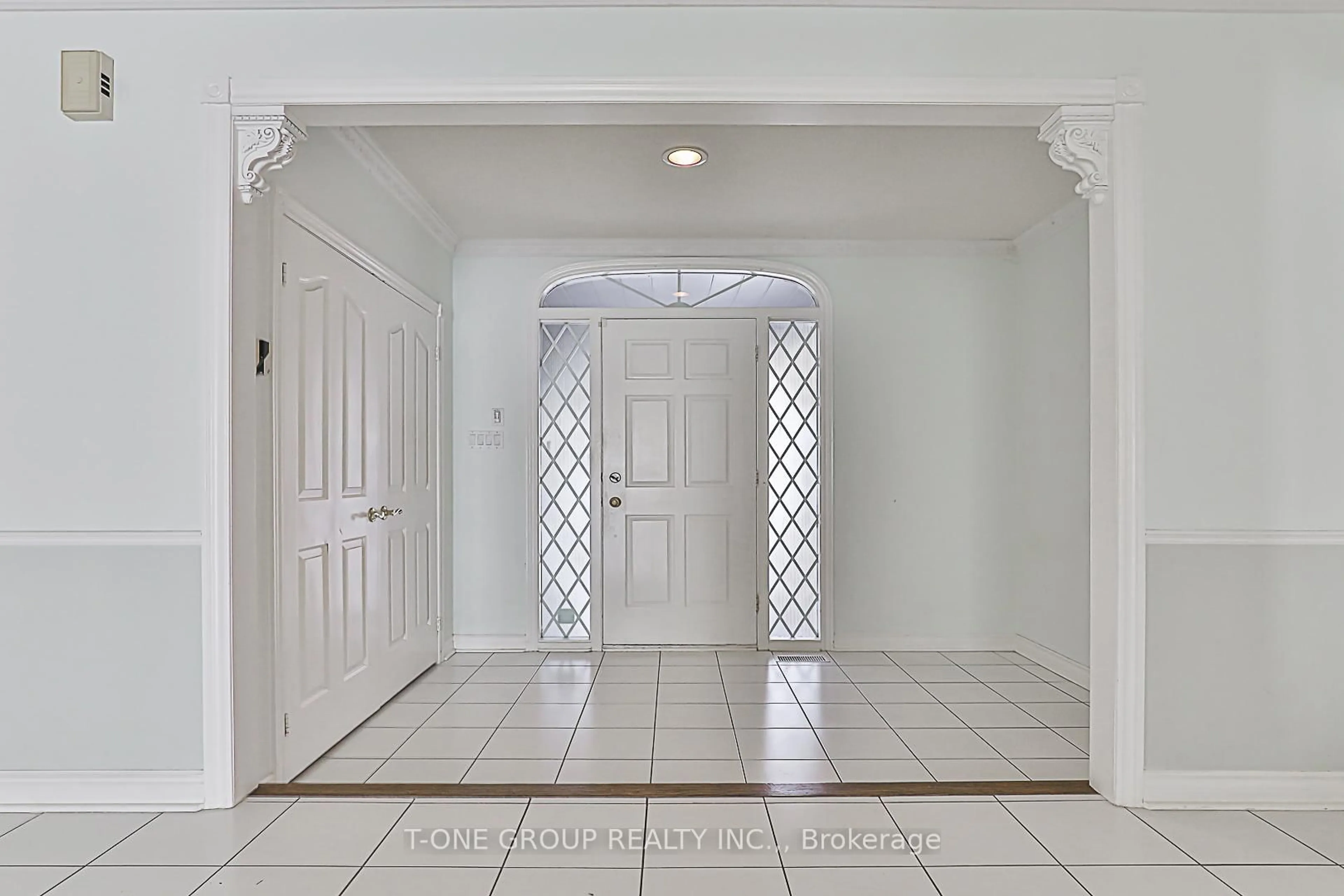 Indoor entryway for 201 Strathearn Ave, Richmond Hill Ontario L4B 2S7