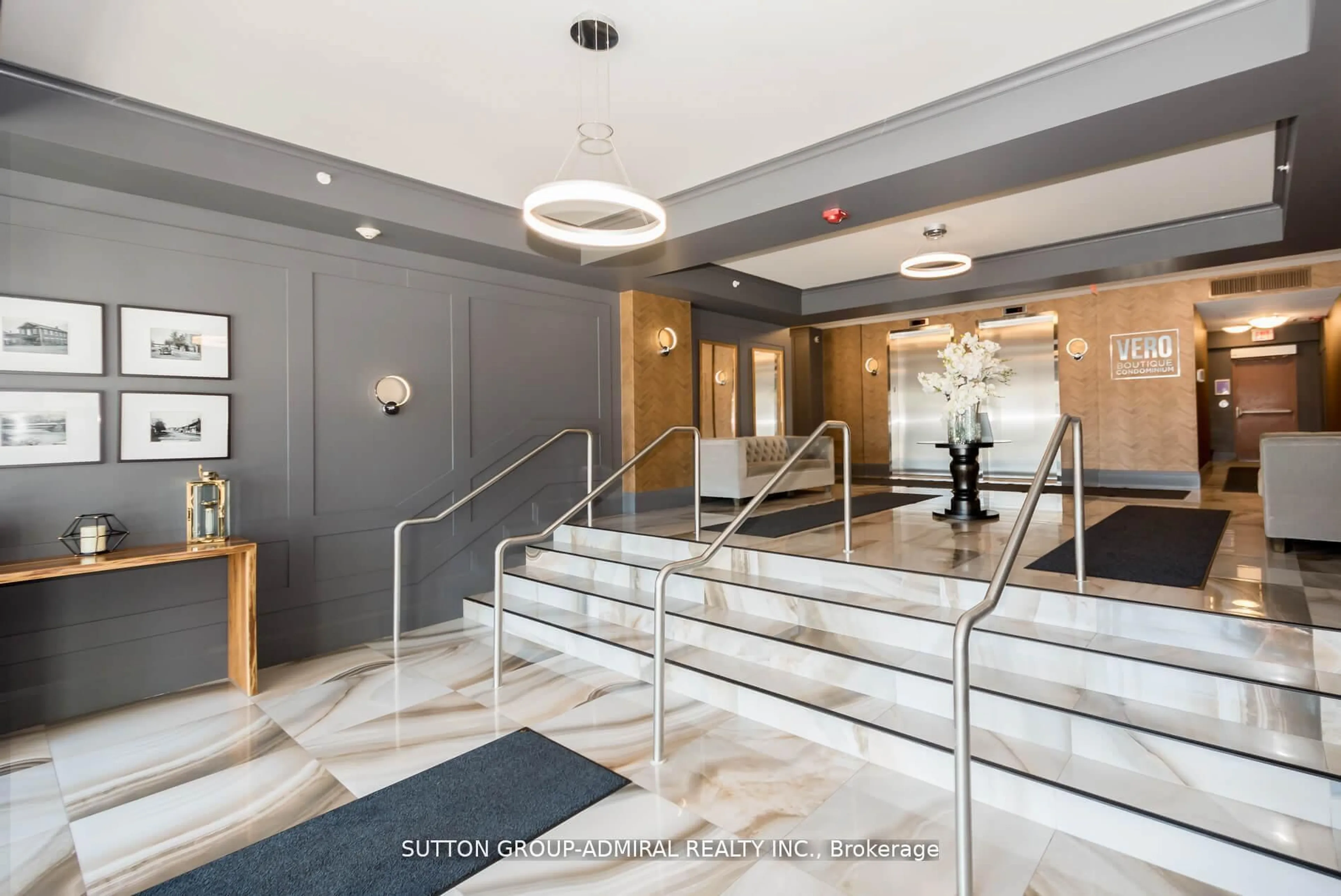 Indoor foyer for 8302 Islington Ave #405, Vaughan Ontario L4L 0E6