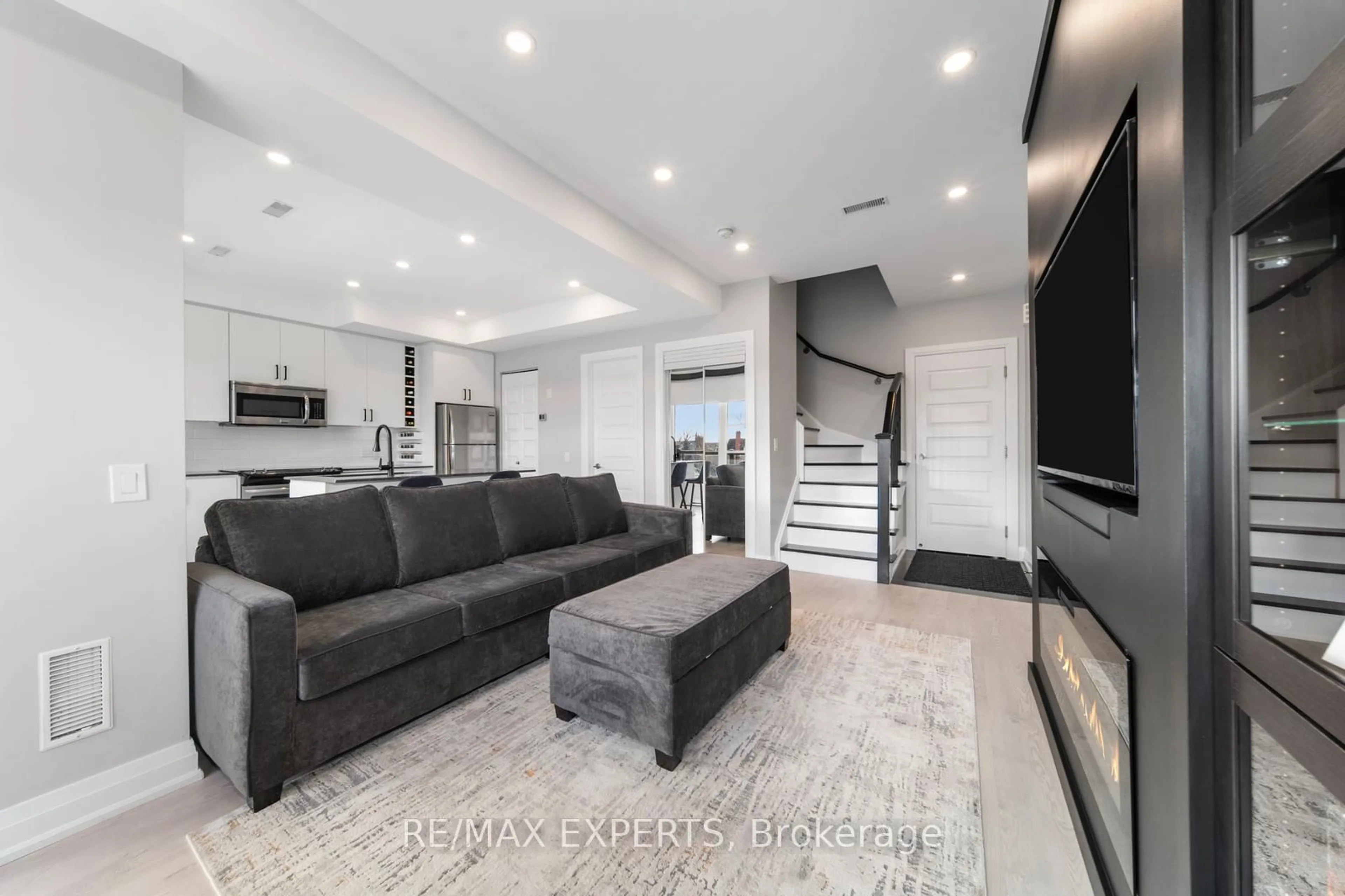 Home theater for 8167 Kipling Ave #40, Vaughan Ontario L4L 0G4