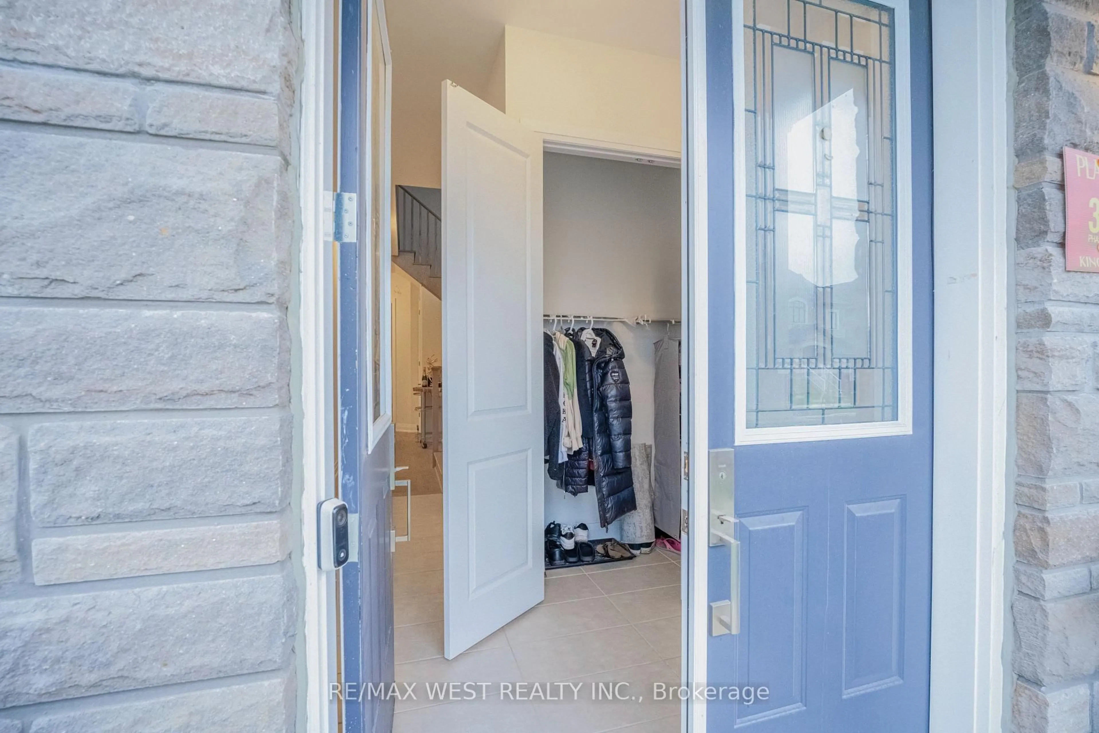 Indoor entryway for 3 Speciosa St, Richmond Hill Ontario L4E 2Y5