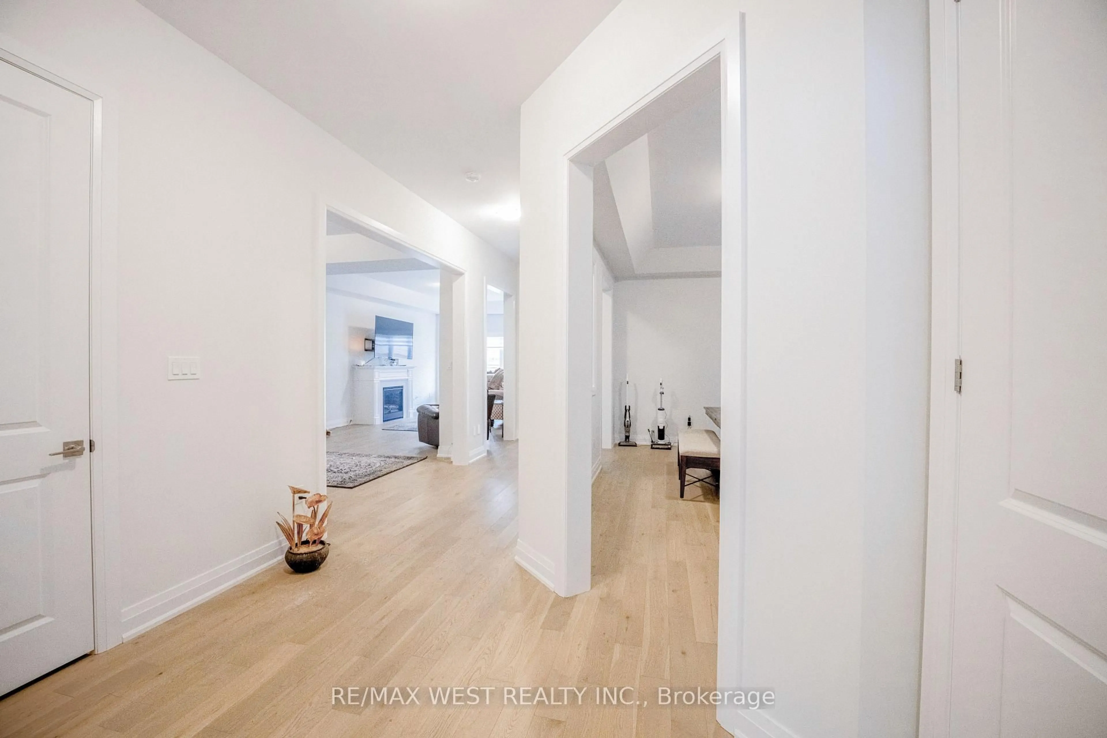 Indoor foyer for 3 Speciosa St, Richmond Hill Ontario L4E 2Y5