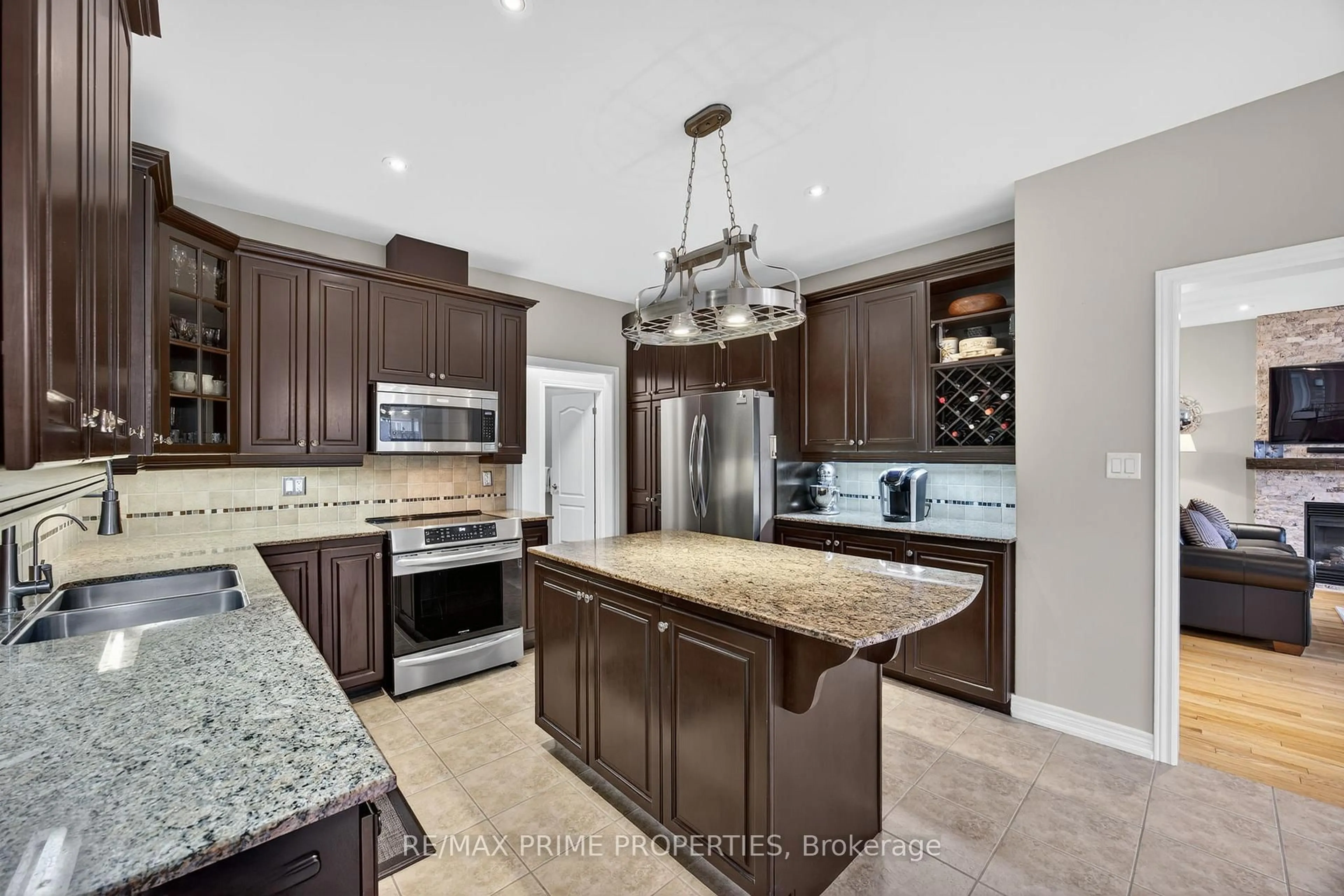 Open concept kitchen, ceramic/tile floor for 16 Don Rose Blvd, East Gwillimbury Ontario L0G 1M0