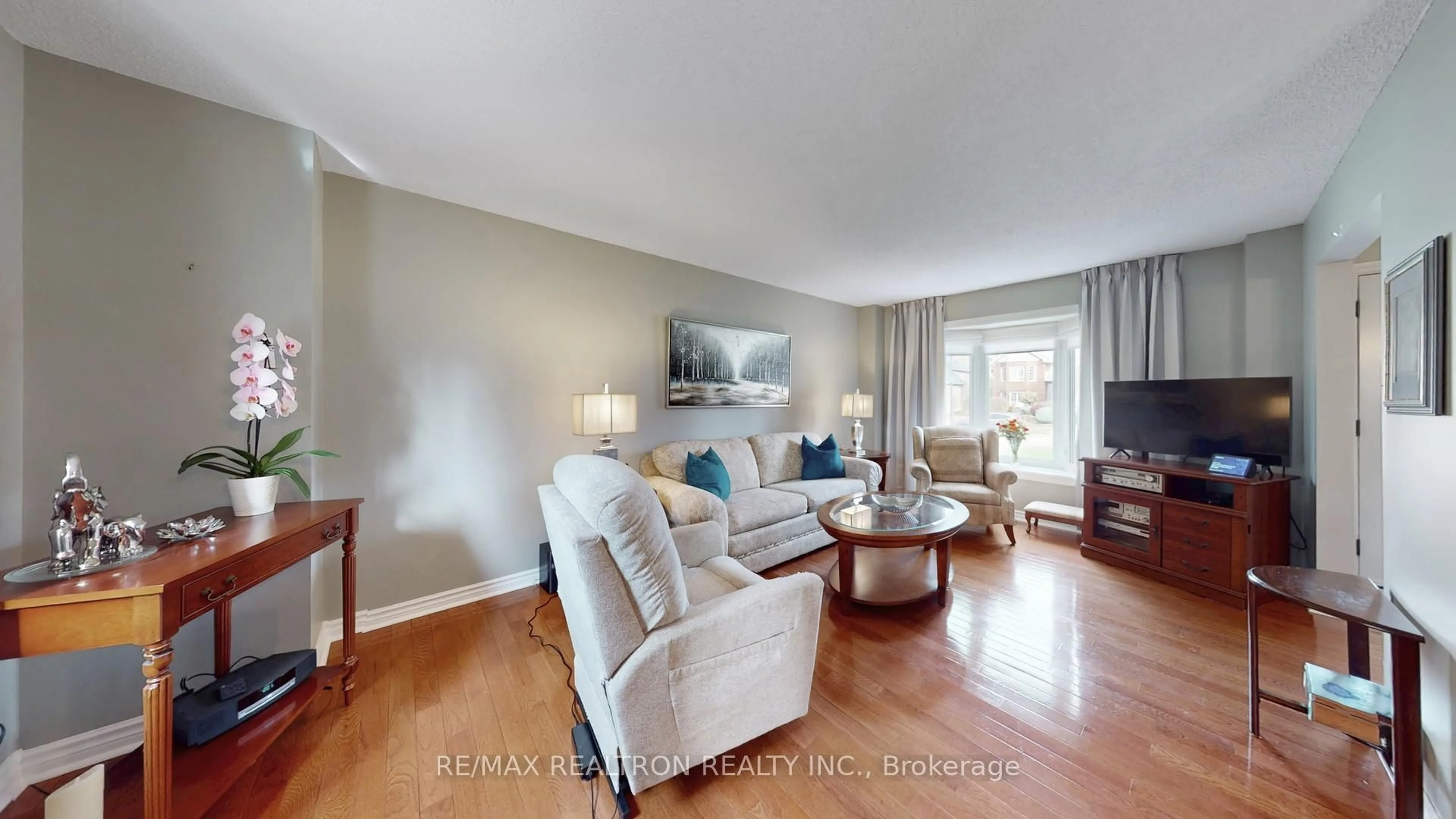 Living room with furniture, wood/laminate floor for 408 Nesbitt Rd, Newmarket Ontario L3Y 7E5