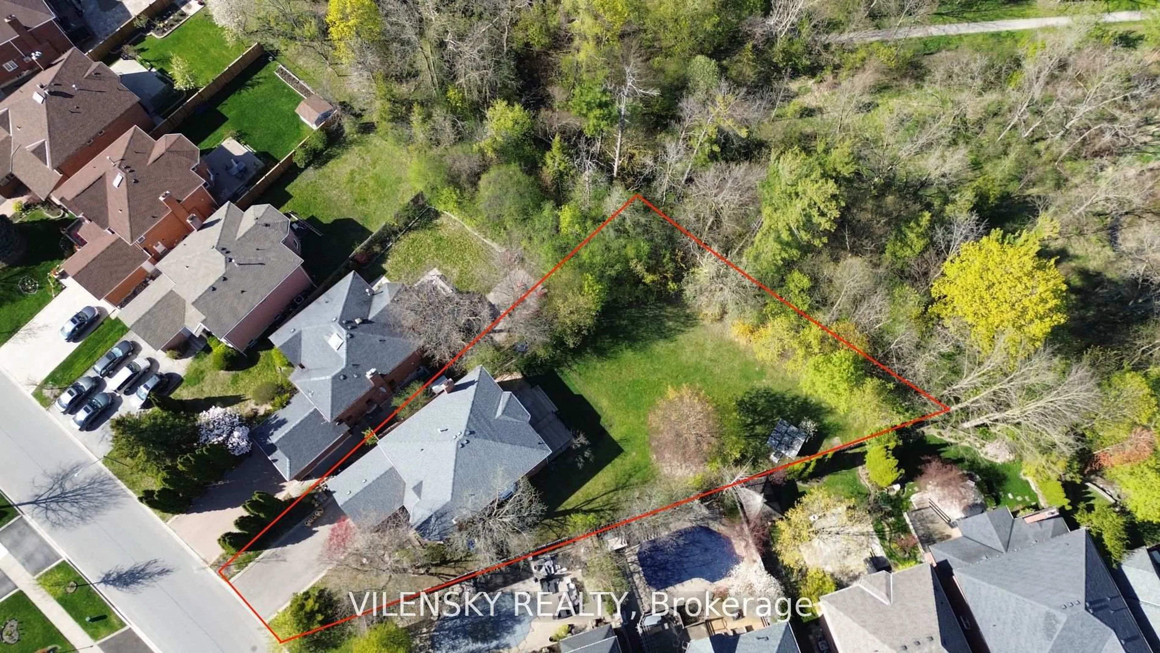 A pic from outside/outdoor area/front of a property/back of a property/a pic from drone, street for 15 Hart St, Richmond Hill Ontario L4C 8X2