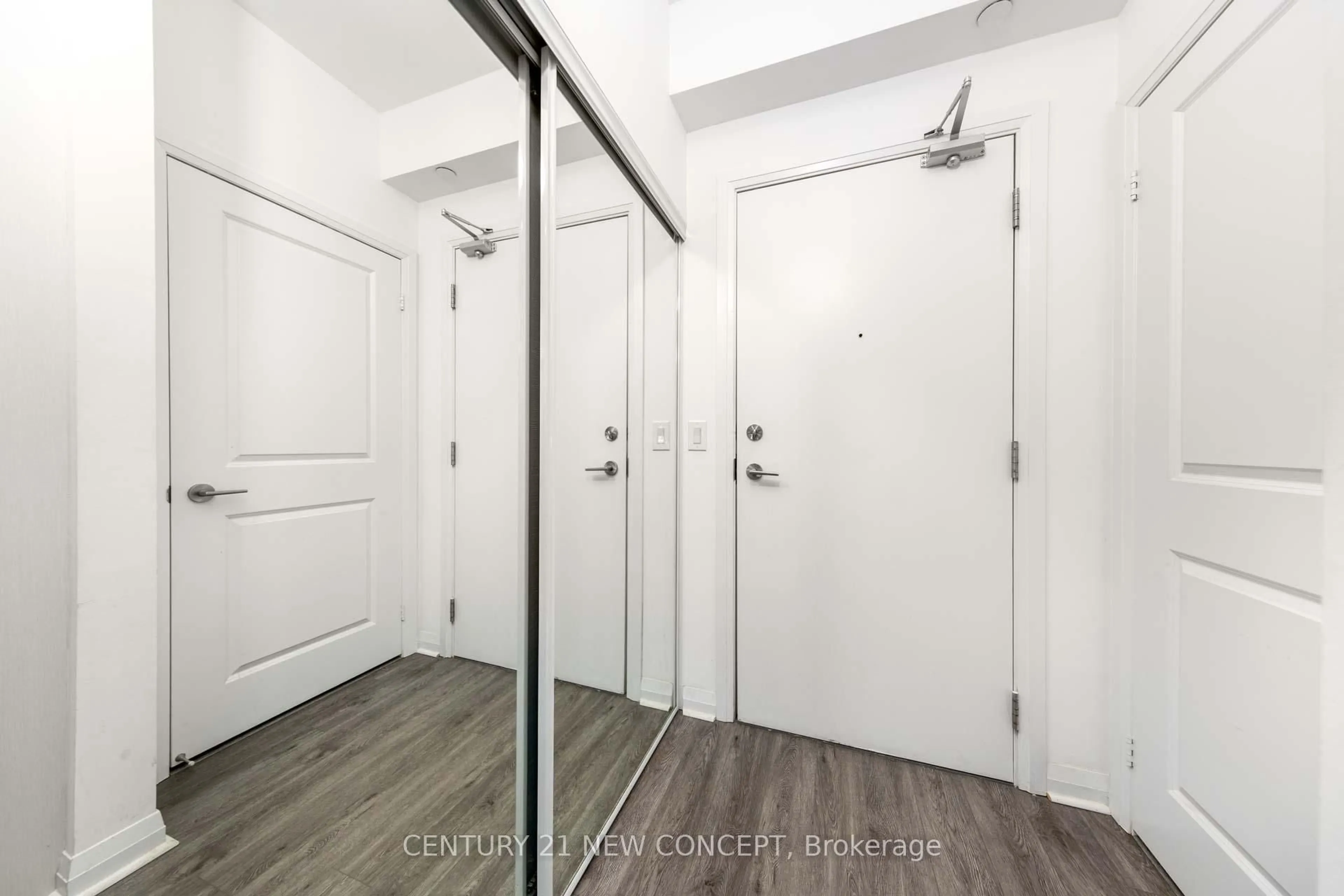 Indoor entryway for 55 Oneida Cres #409, Richmond Hill Ontario L4B 0E8
