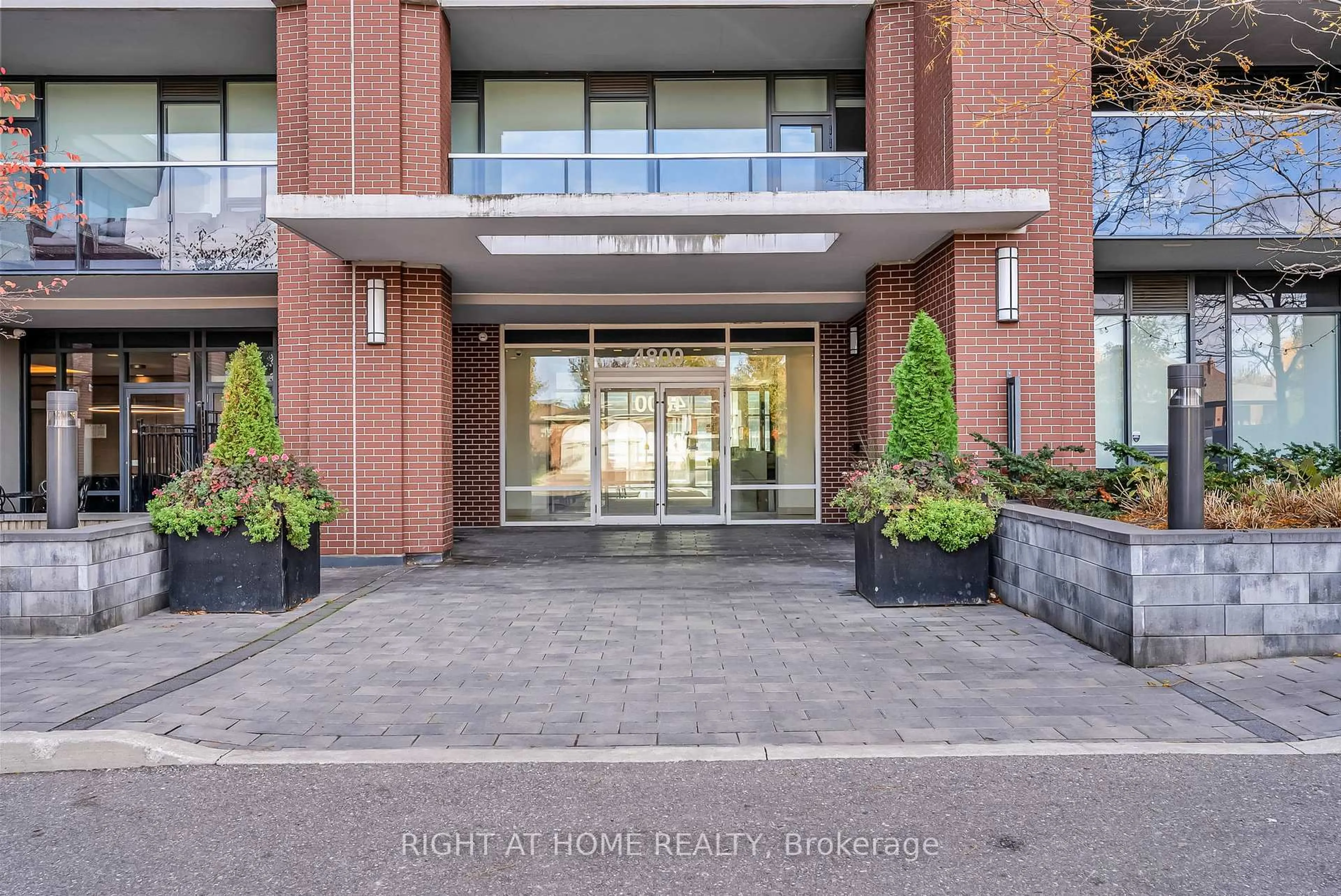 Indoor foyer for 4800 Highway 7 #810, Vaughan Ontario L4L 1H8