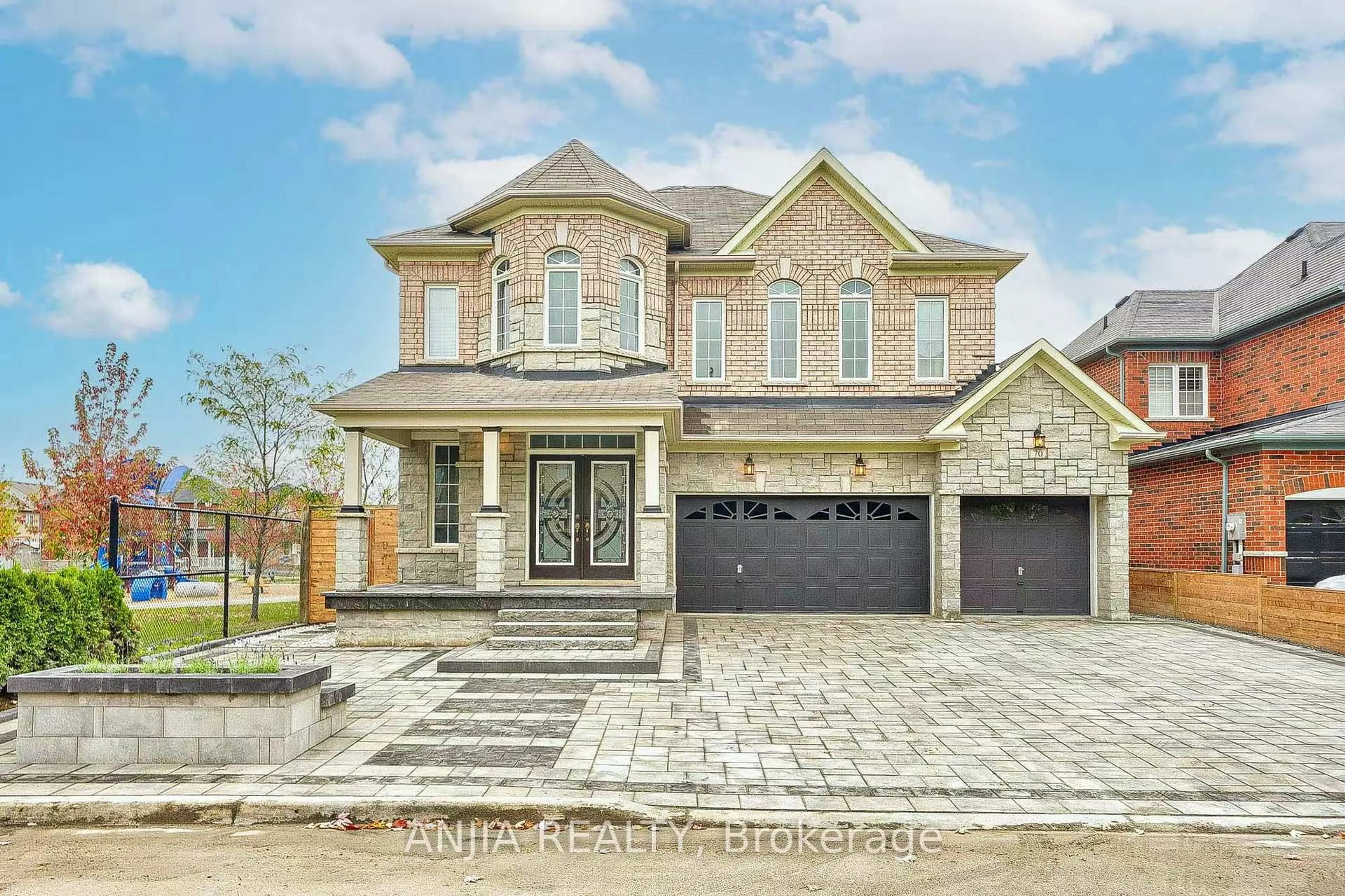 Home with brick exterior material, street for 70 Fairlee Circ, Whitchurch-Stouffville Ontario L4A 0V3