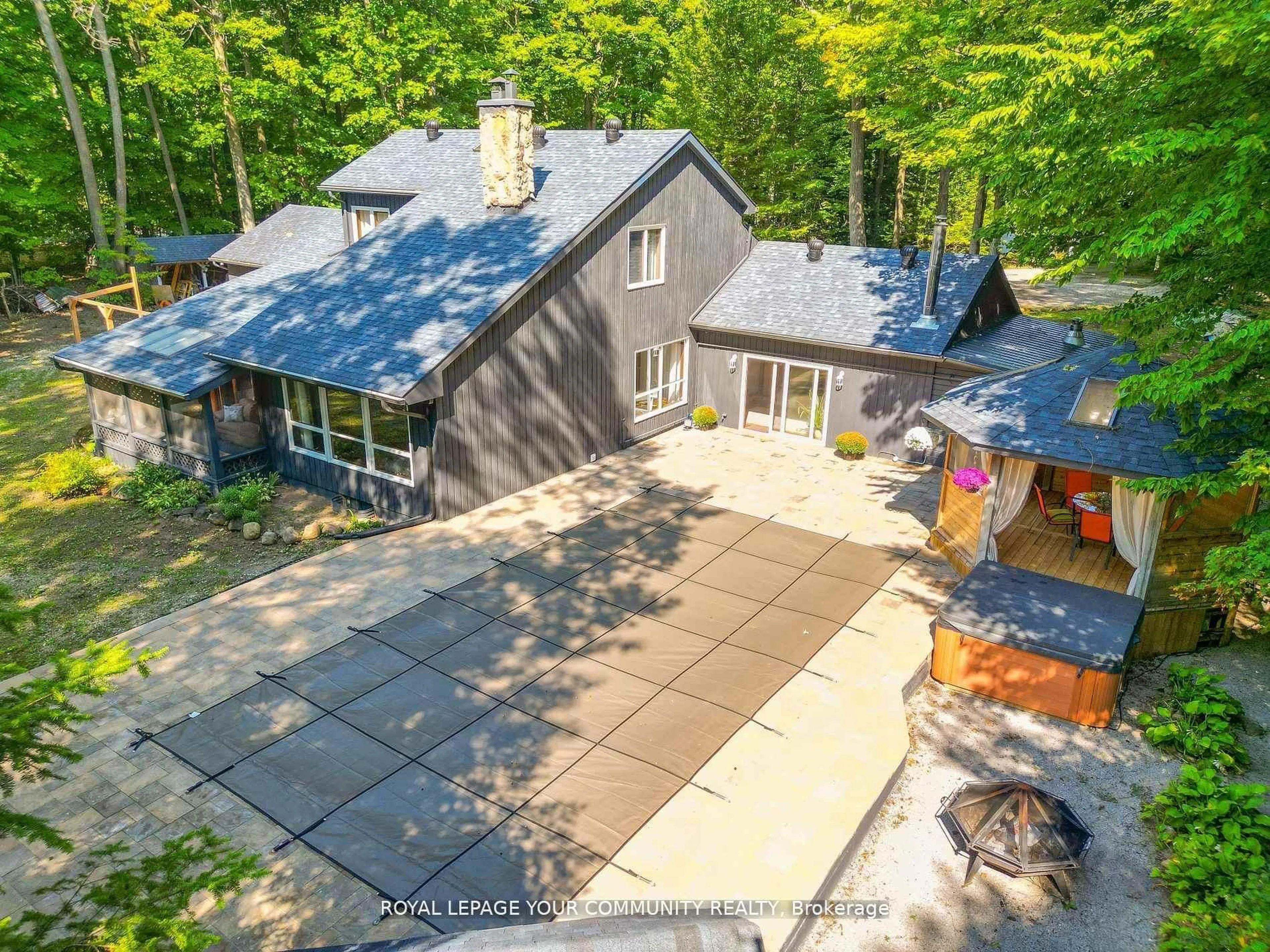 A pic from outside/outdoor area/front of a property/back of a property/a pic from drone, unknown for 527 Big Bay Point Rd, Innisfil Ontario L9S 2N4