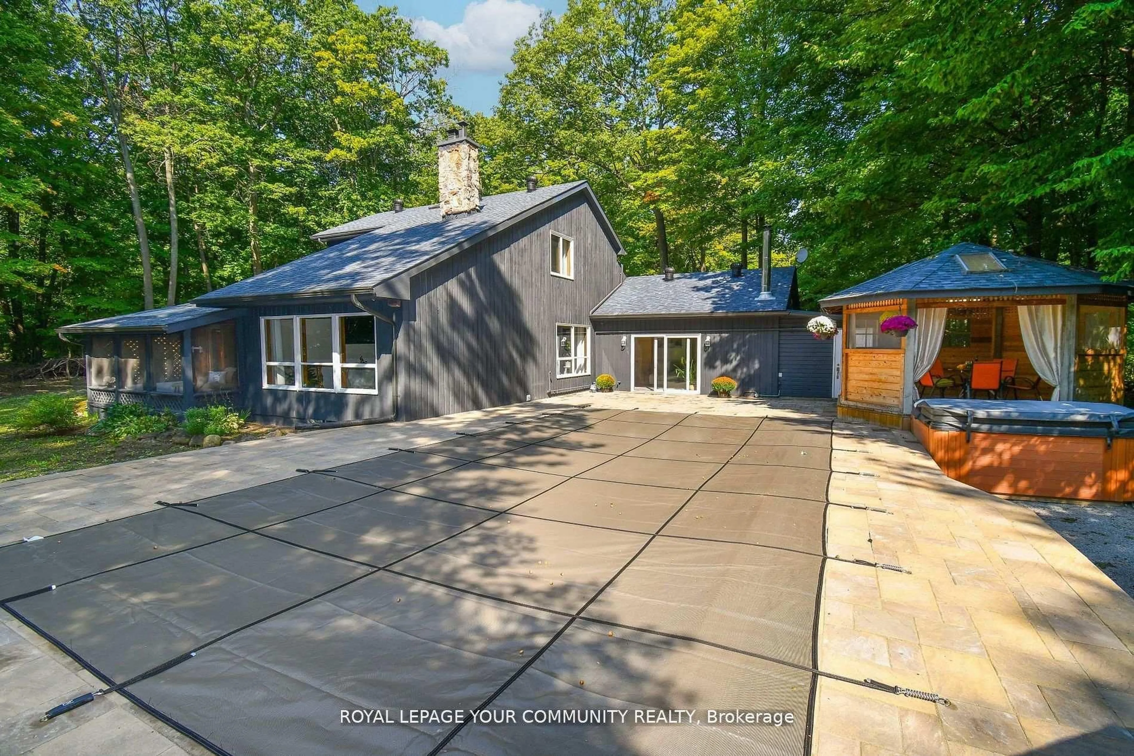 A pic from outside/outdoor area/front of a property/back of a property/a pic from drone, street for 527 Big Bay Point Rd, Innisfil Ontario L9S 2N4