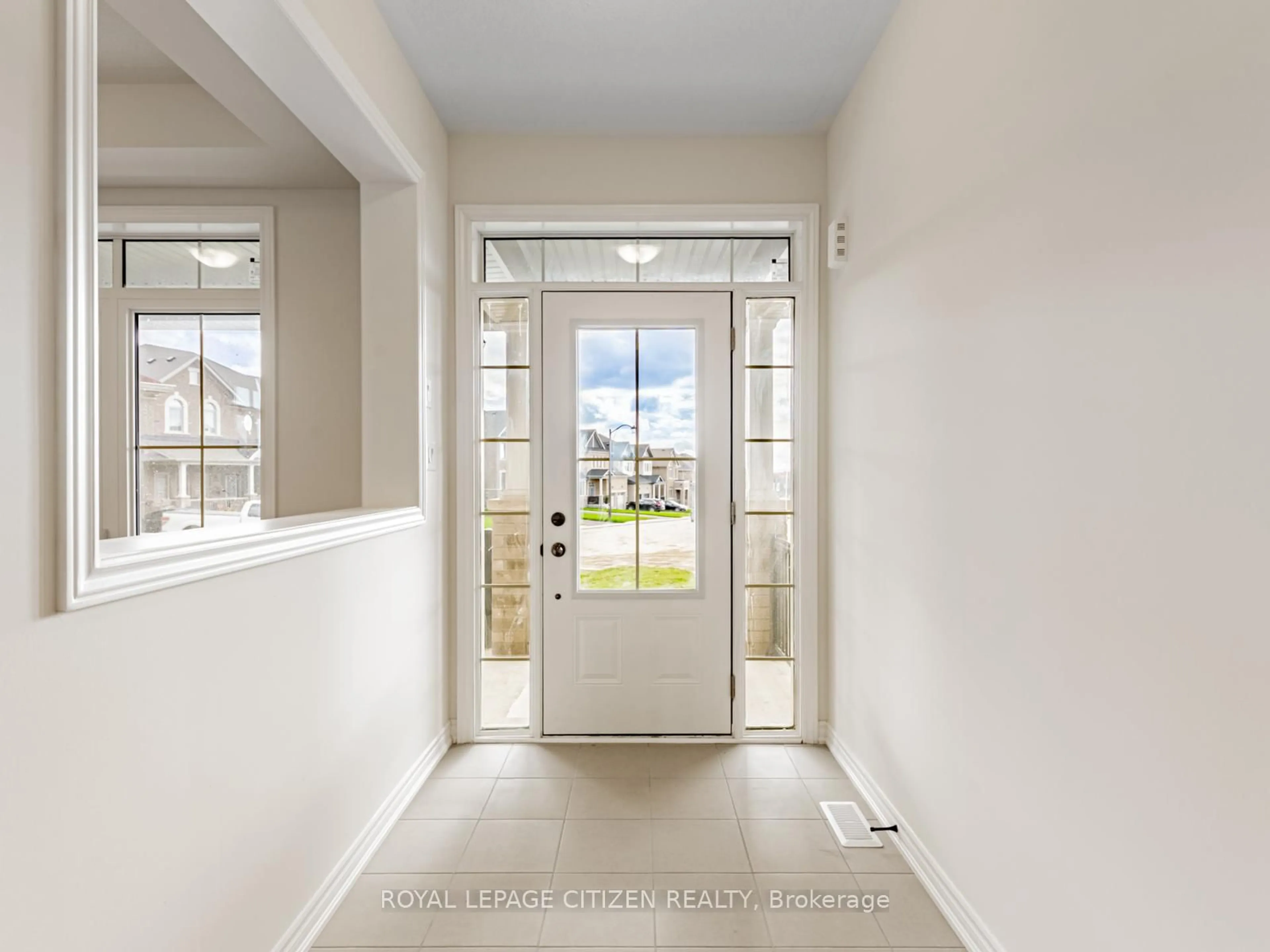 Indoor entryway for 88 Lawrence D. Pridham Ave, New Tecumseth Ontario L9R 0X4