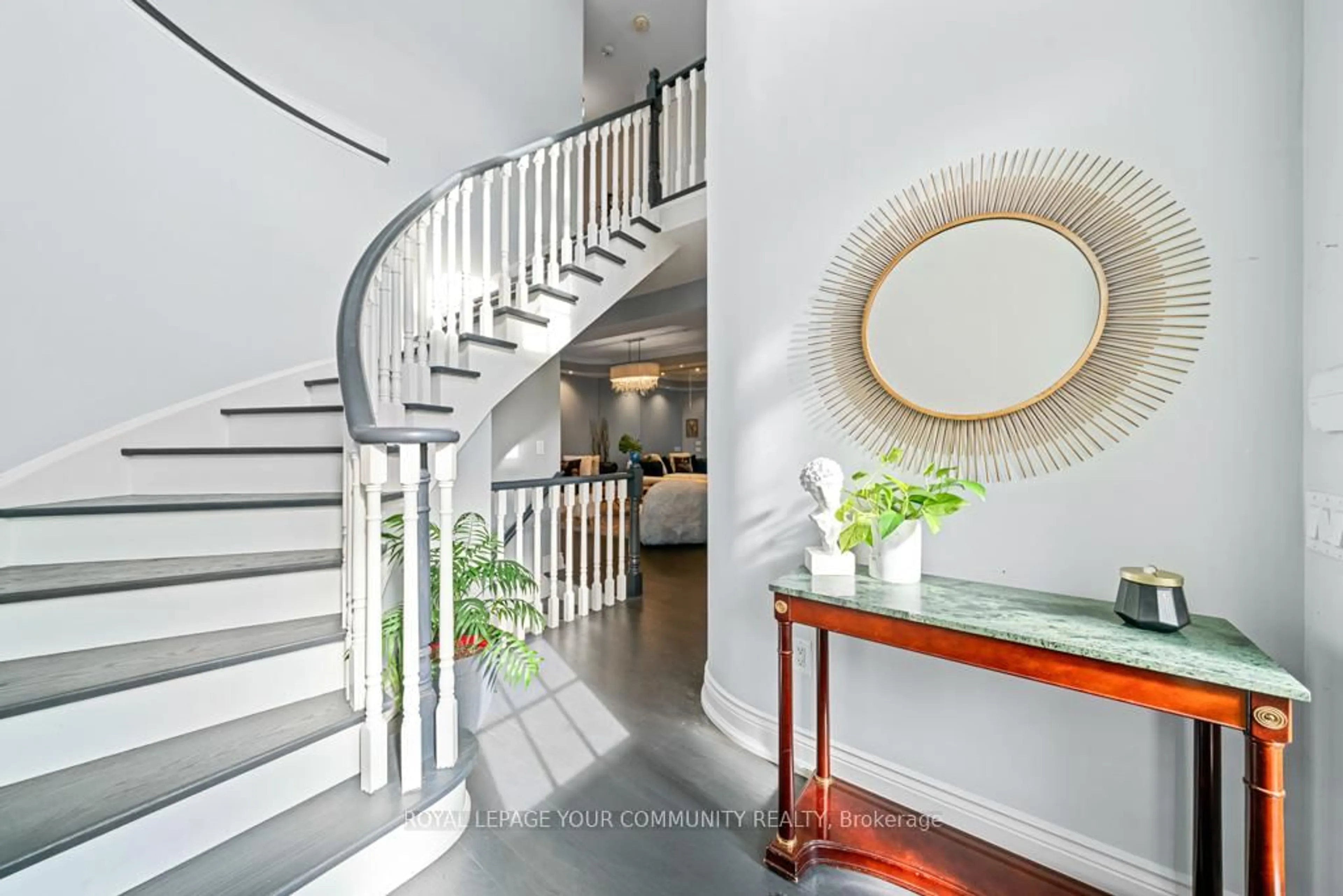 Indoor entryway for 107 Westbury Crt, Richmond Hill Ontario L4S 2L3