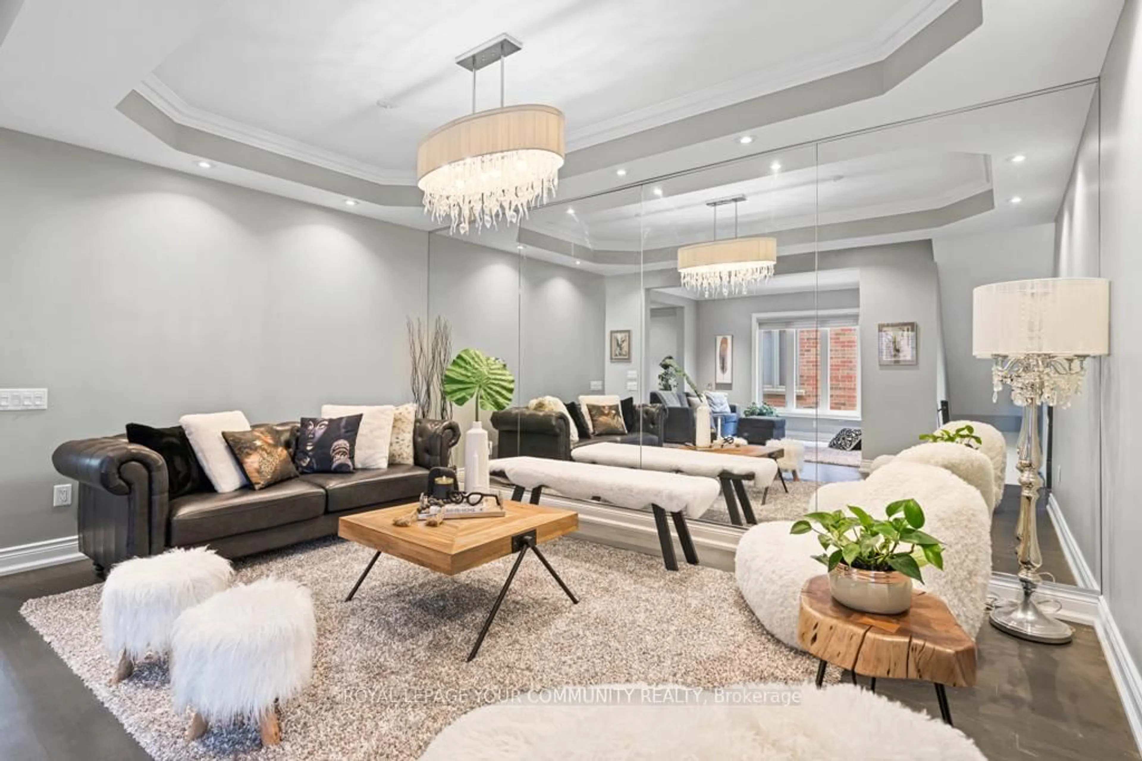 Living room with furniture, unknown for 107 Westbury Crt, Richmond Hill Ontario L4S 2L3