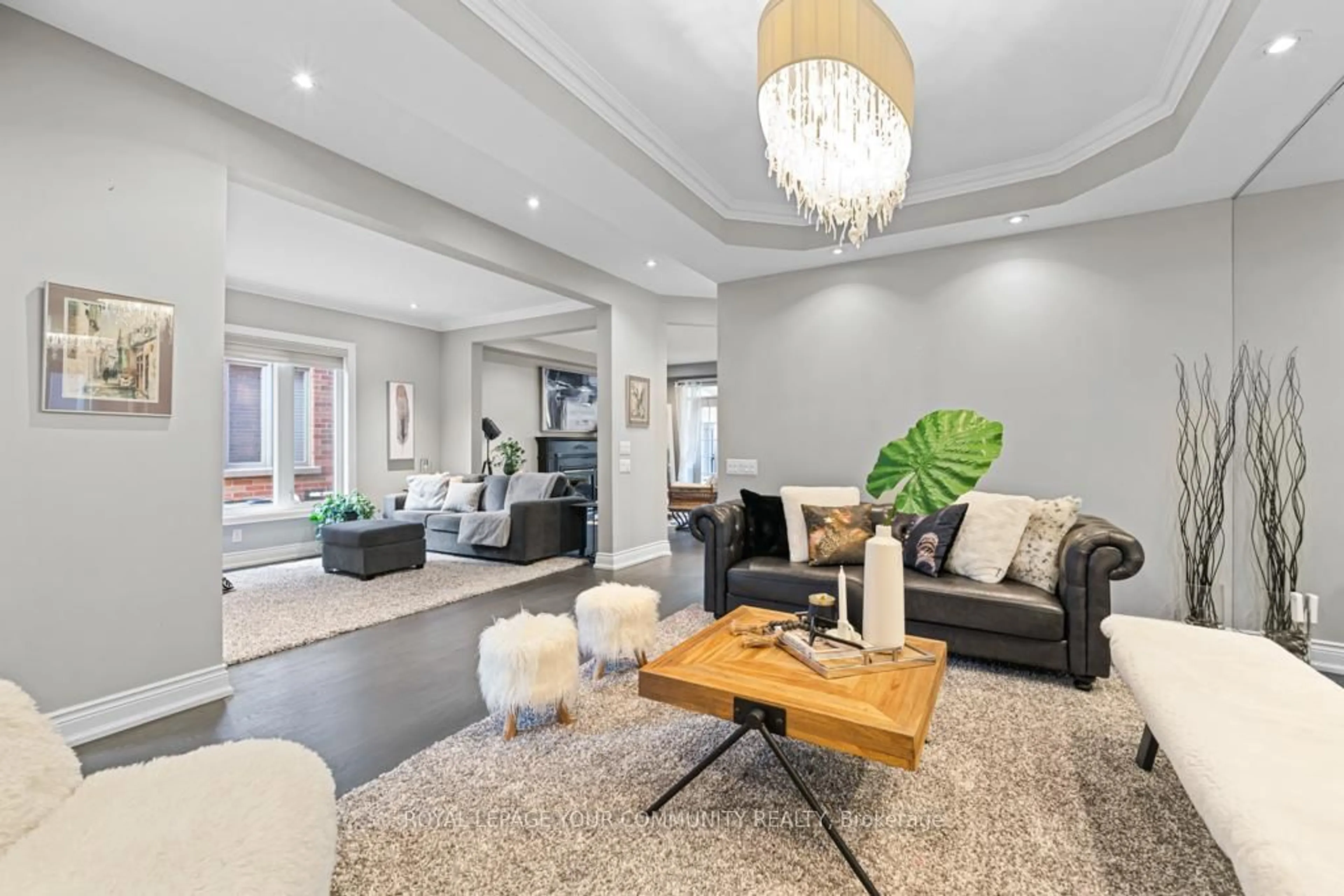 Living room with furniture, unknown for 107 Westbury Crt, Richmond Hill Ontario L4S 2L3