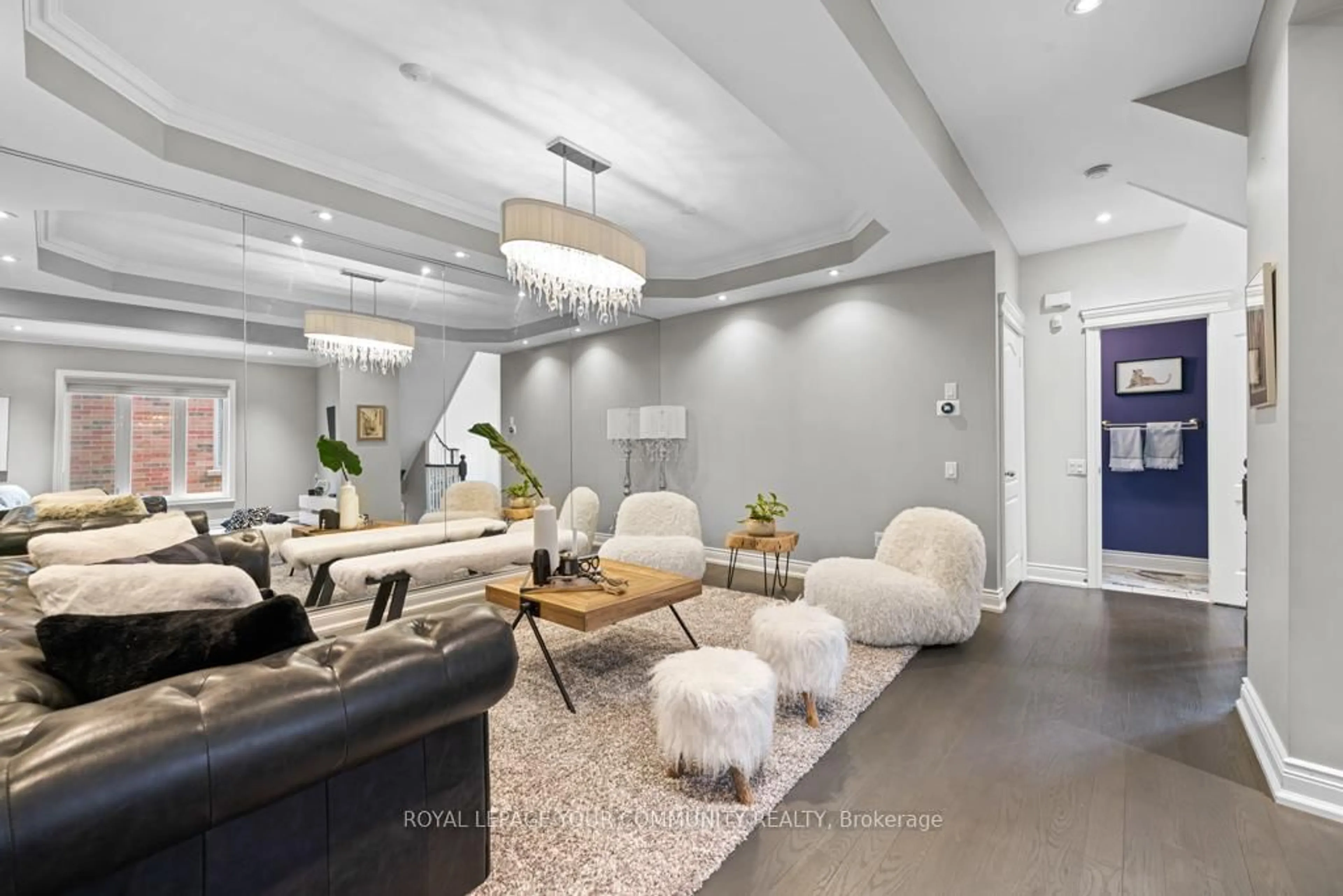 Living room with furniture, unknown for 107 Westbury Crt, Richmond Hill Ontario L4S 2L3