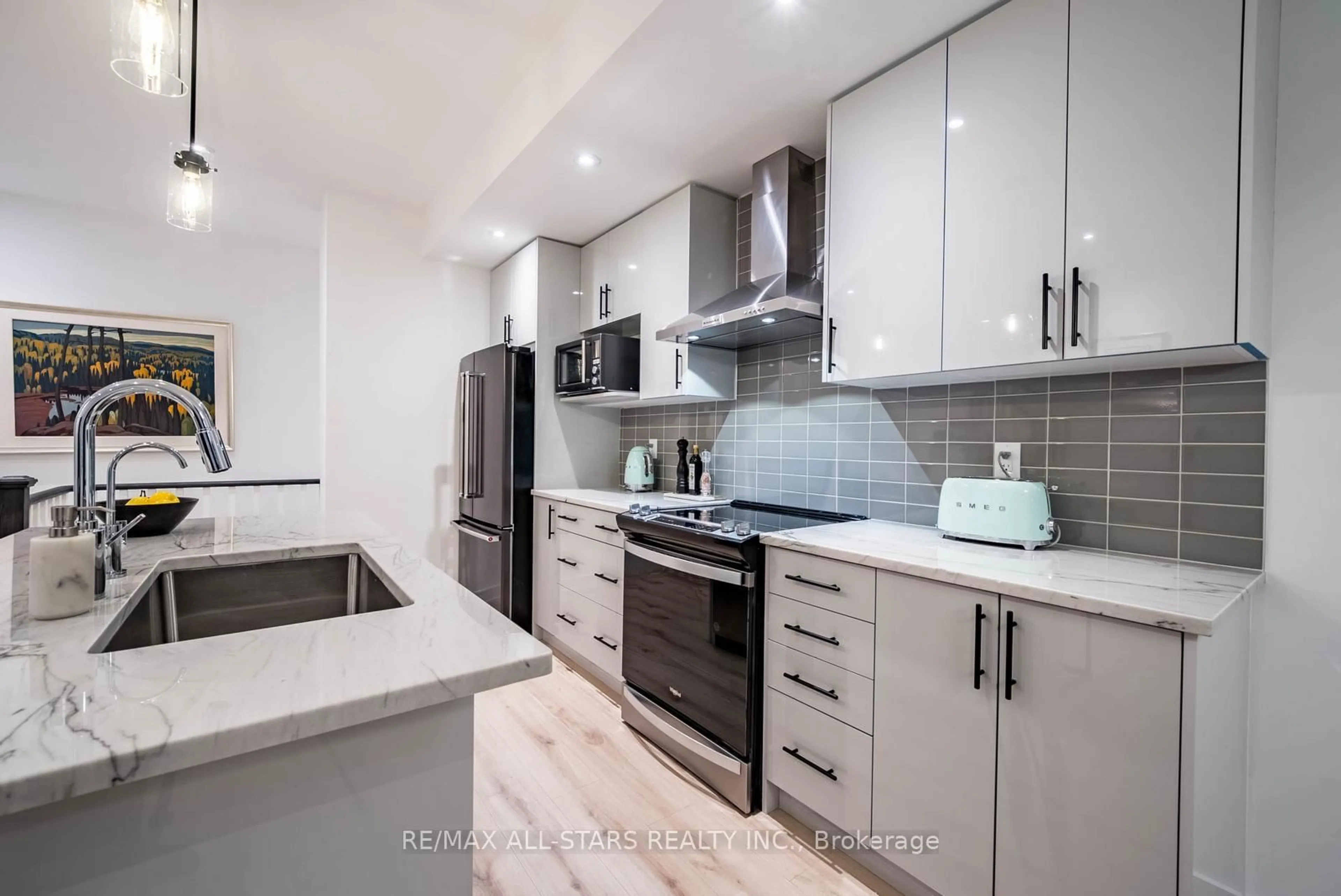 Contemporary kitchen, unknown for 138 Covington Cres, Whitchurch-Stouffville Ontario L4A 4W8