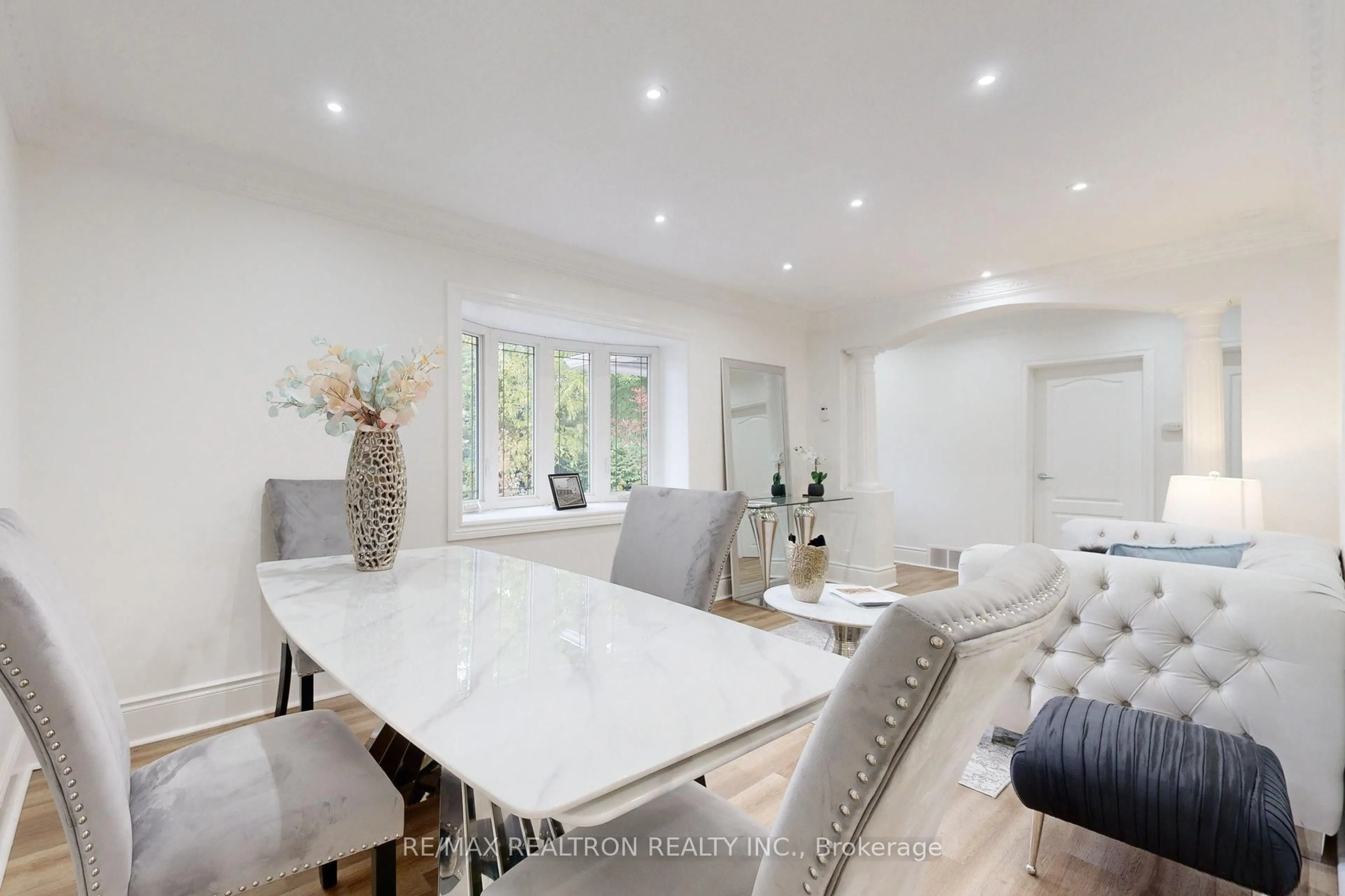 Contemporary kitchen, unknown for 56 Don Mor Dr, Newmarket Ontario L3Y 1G7