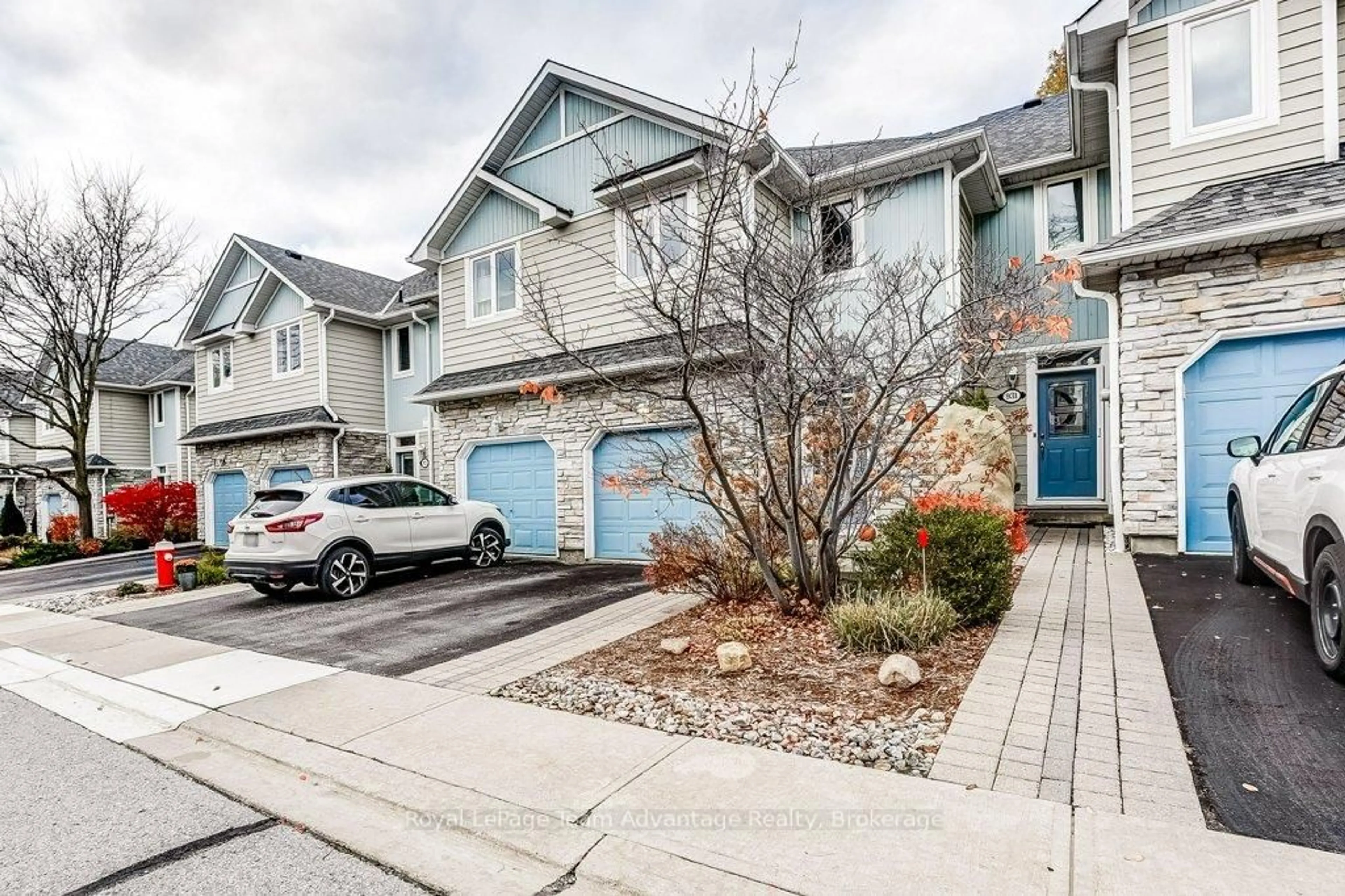 A pic from outside/outdoor area/front of a property/back of a property/a pic from drone, street for 929 Creekfront Way, Newmarket Ontario L3Y 8T4
