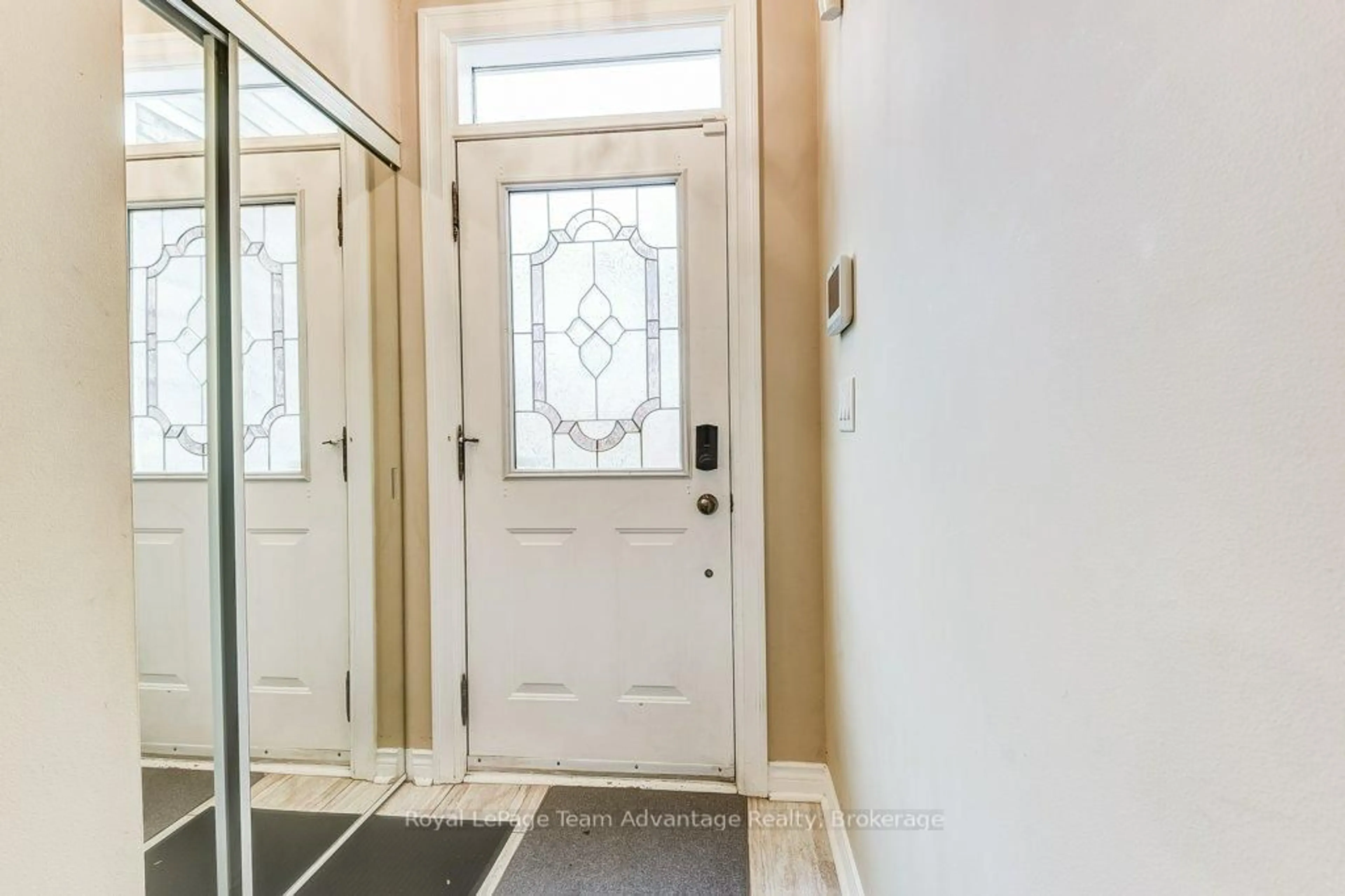 Indoor entryway for 929 Creekfront Way, Newmarket Ontario L3Y 8T4