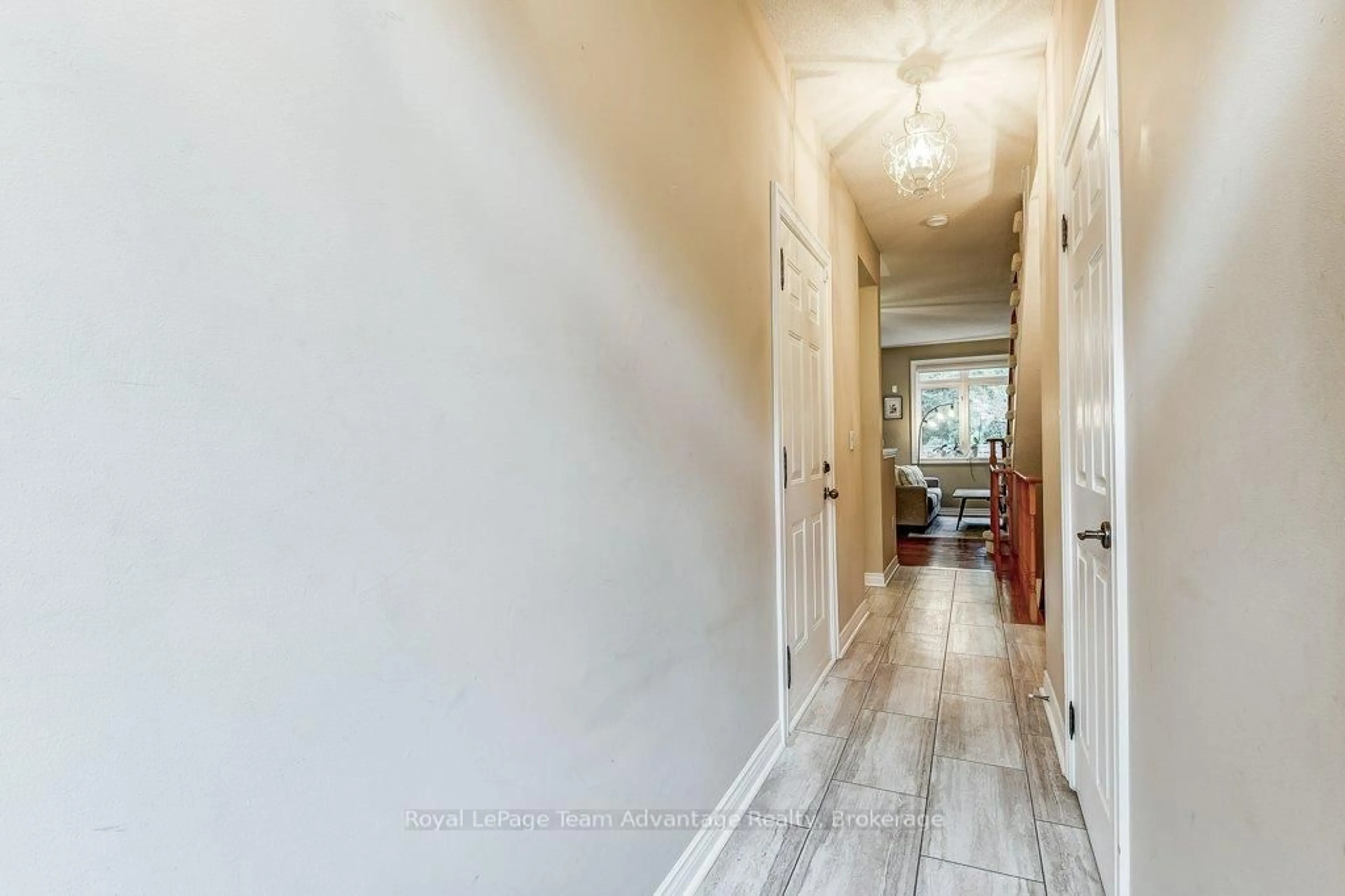 Indoor foyer for 929 Creekfront Way, Newmarket Ontario L3Y 8T4