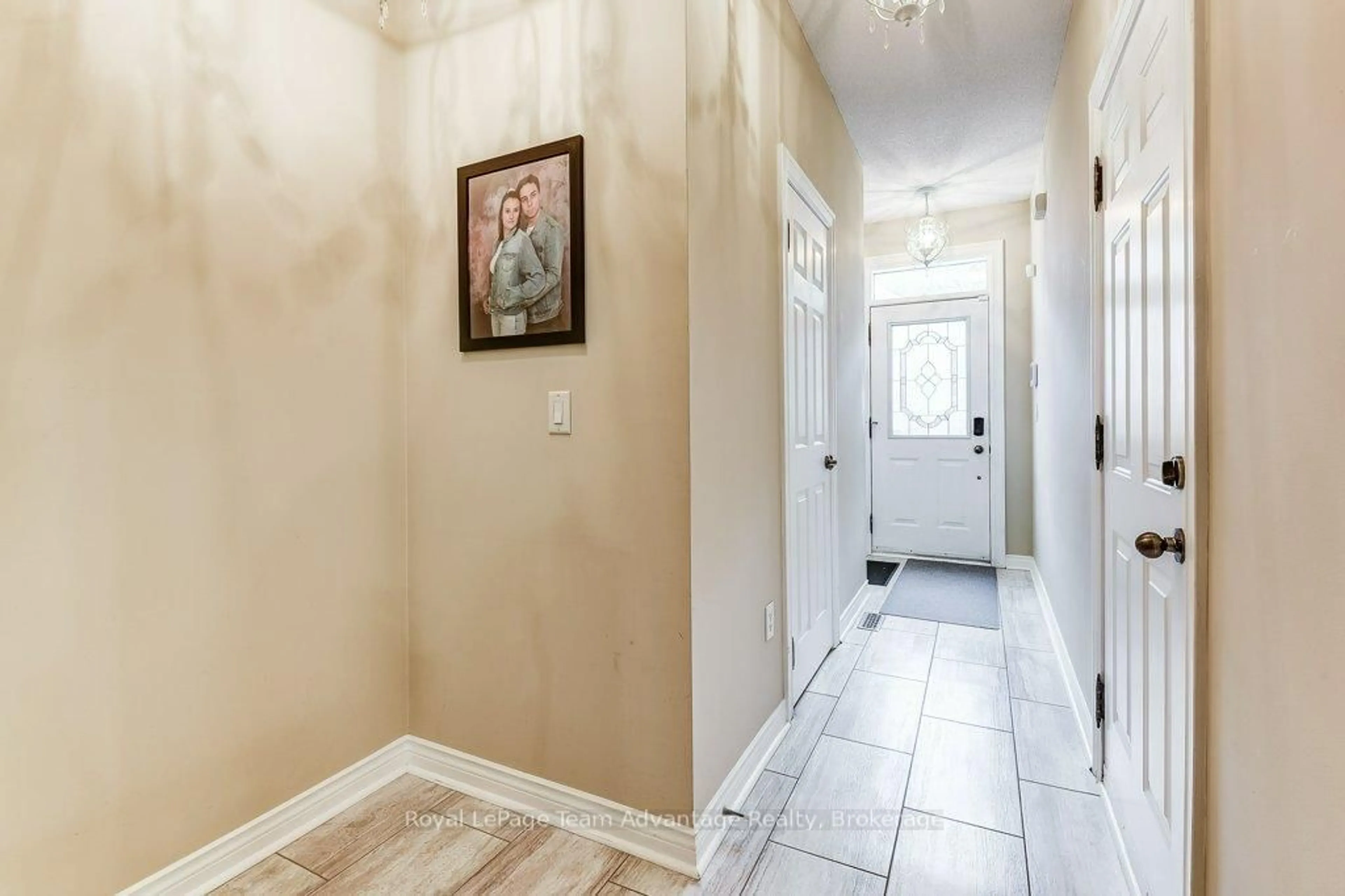 Indoor entryway for 929 Creekfront Way, Newmarket Ontario L3Y 8T4