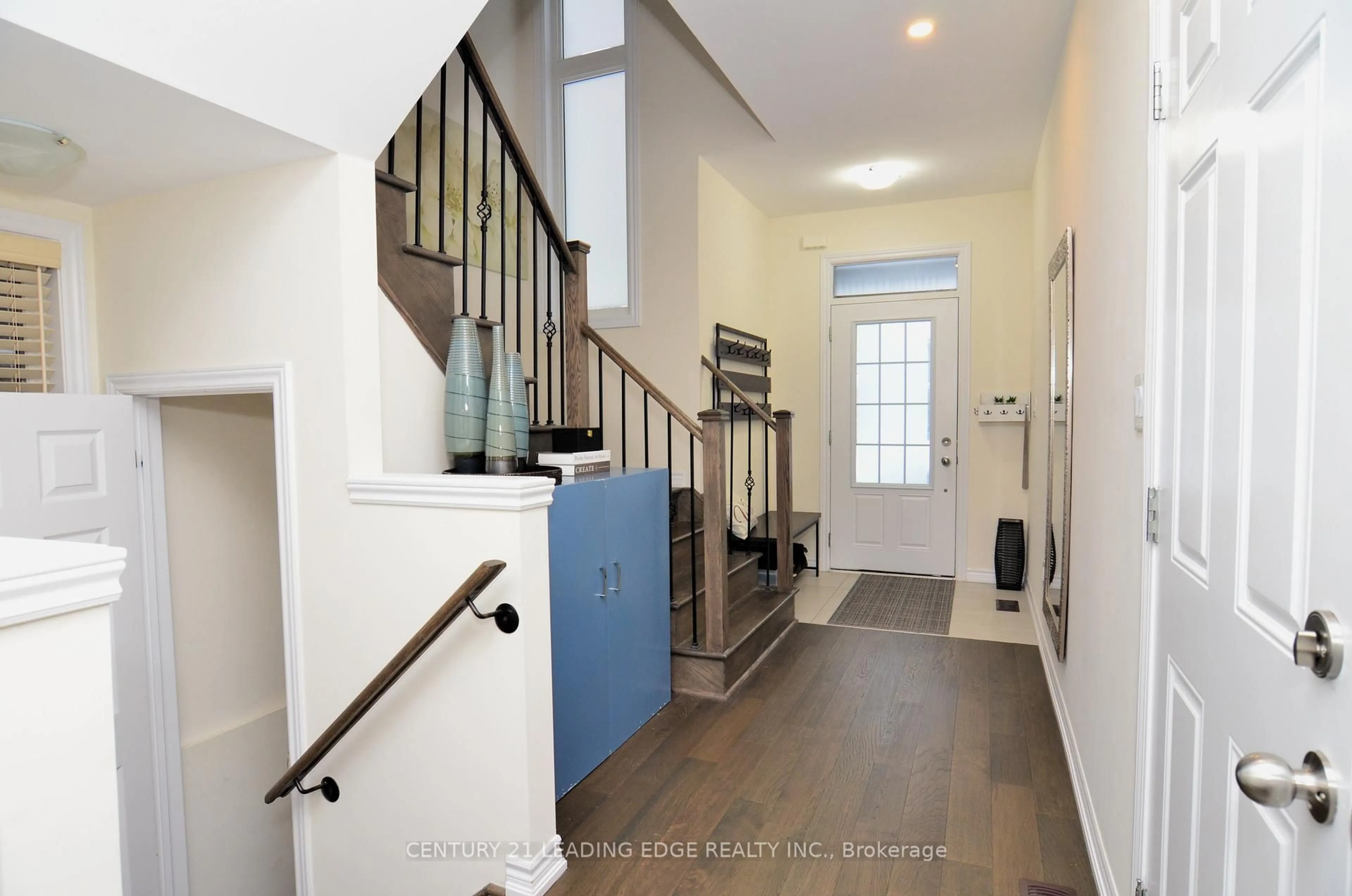 Indoor entryway for 447 Ritas Ave, Newmarket Ontario L3X 2N1