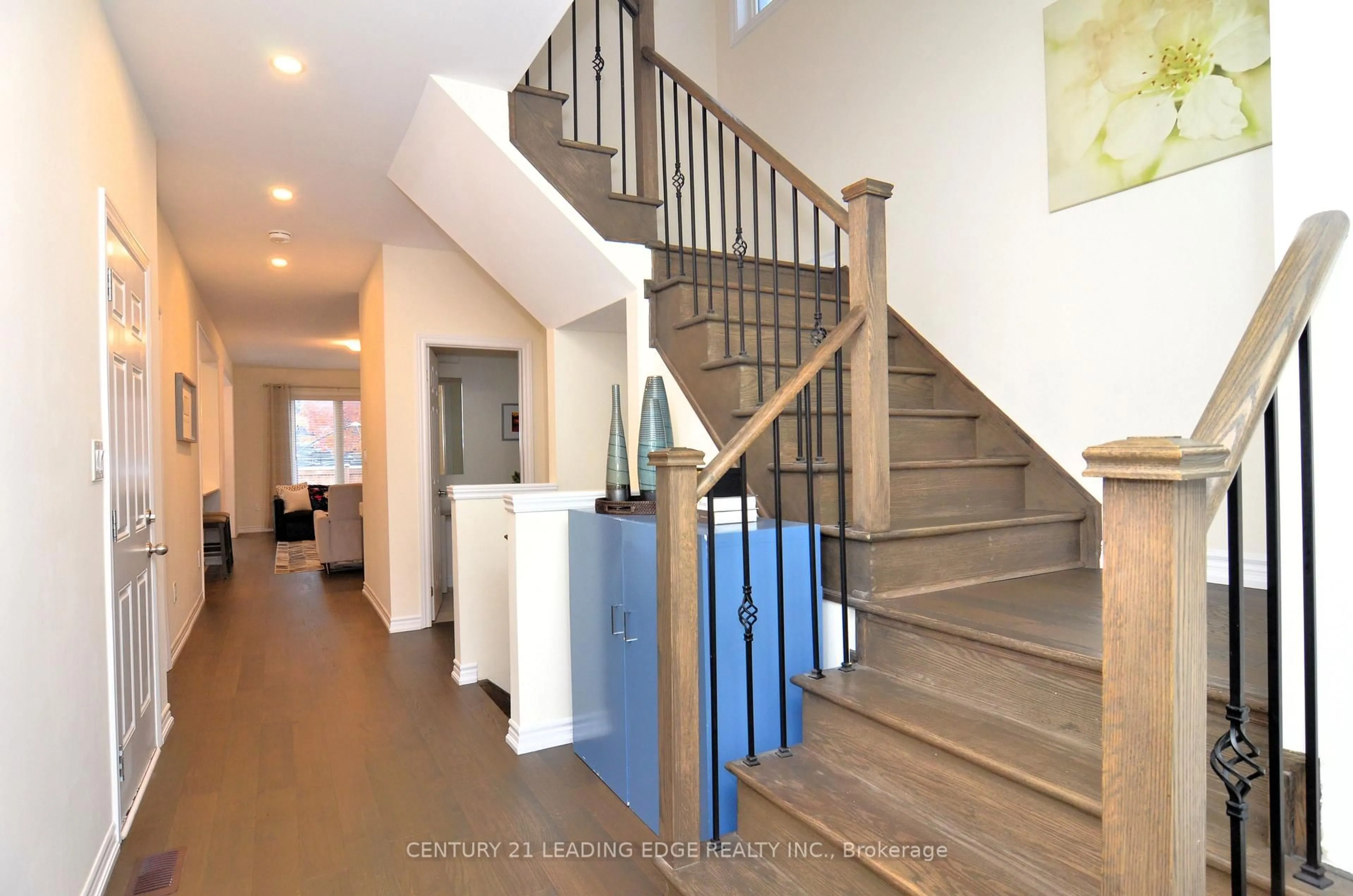 Indoor entryway for 447 Ritas Ave, Newmarket Ontario L3X 2N1