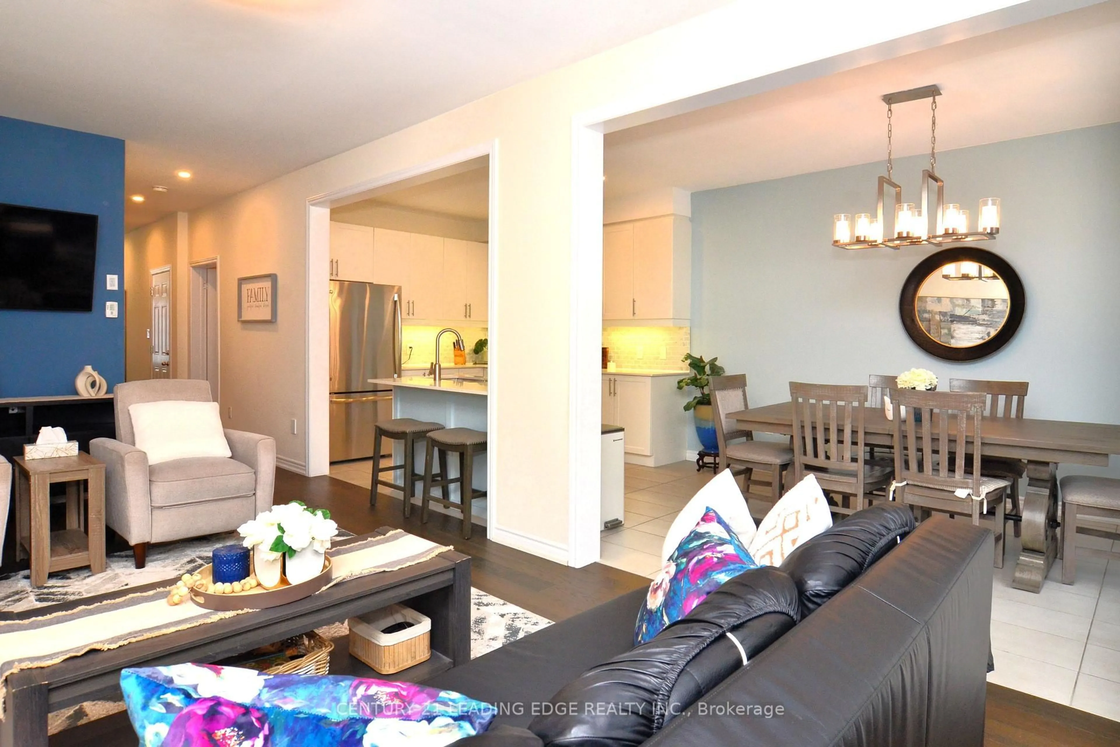 Open concept kitchen, unknown for 447 Ritas Ave, Newmarket Ontario L3X 2N1