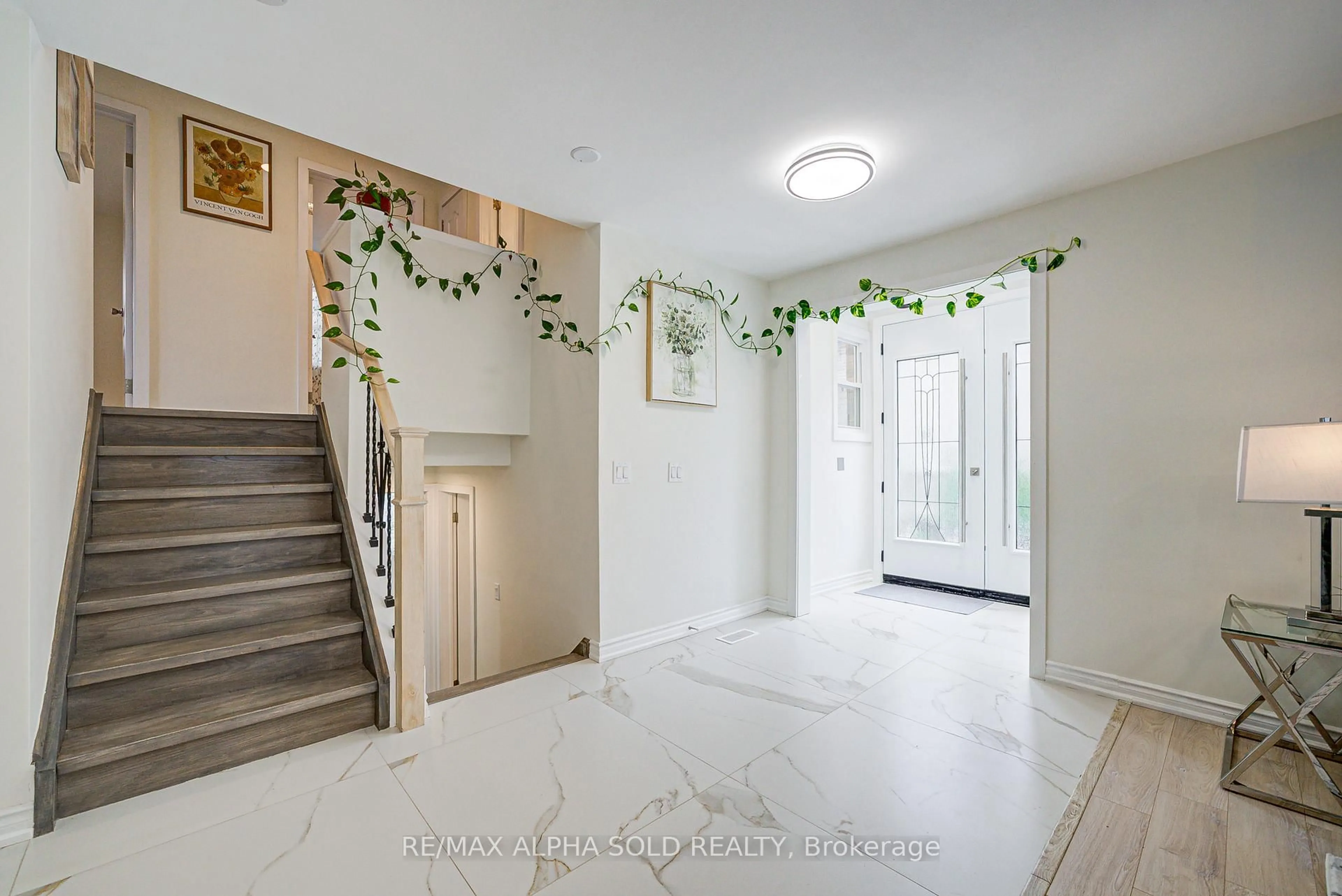 Indoor foyer for 16 Arrowflight Dr, Markham Ontario L3P 1S1