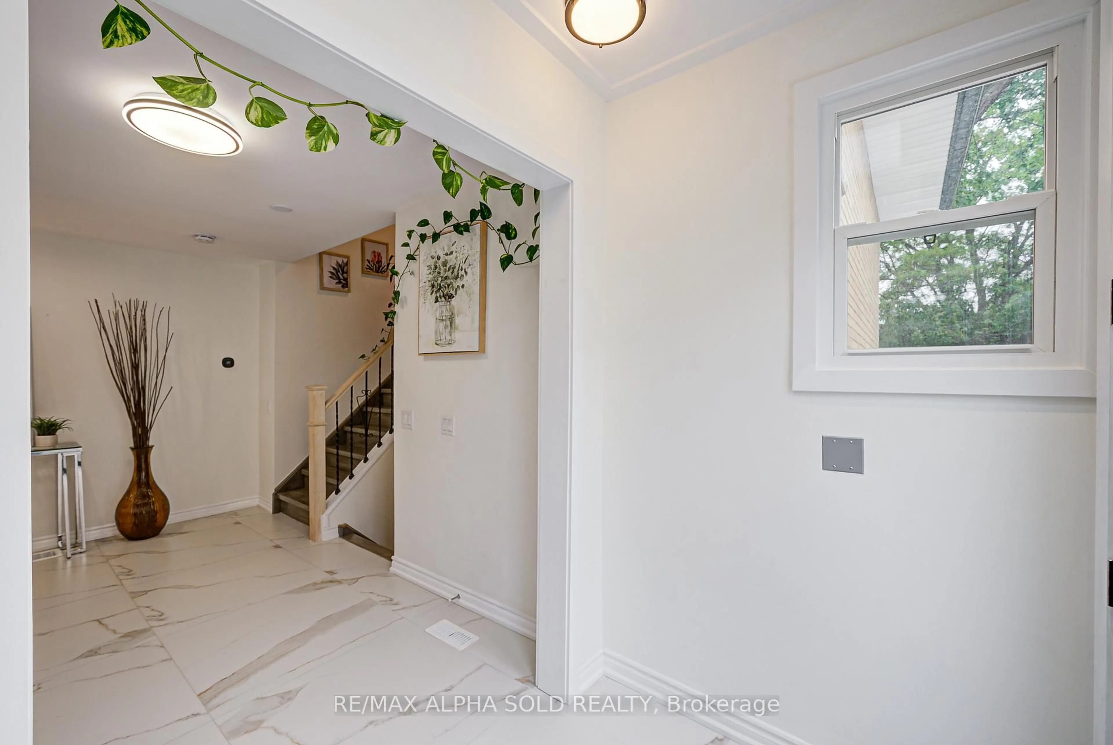 Indoor entryway for 16 Arrowflight Dr, Markham Ontario L3P 1S1