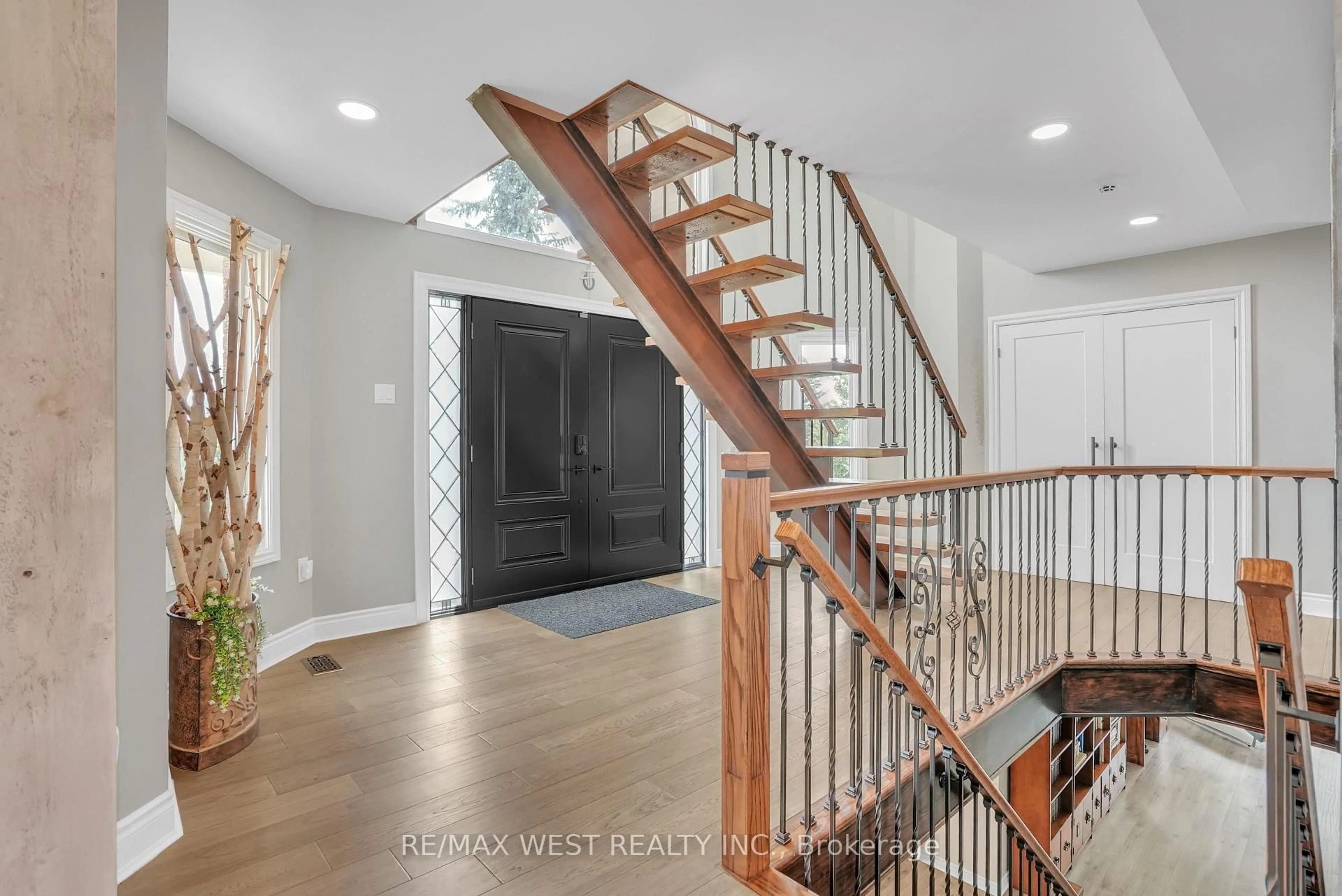 Indoor entryway for 7636 County 1 Rd, Adjala-Tosorontio Ontario L0G 1W0