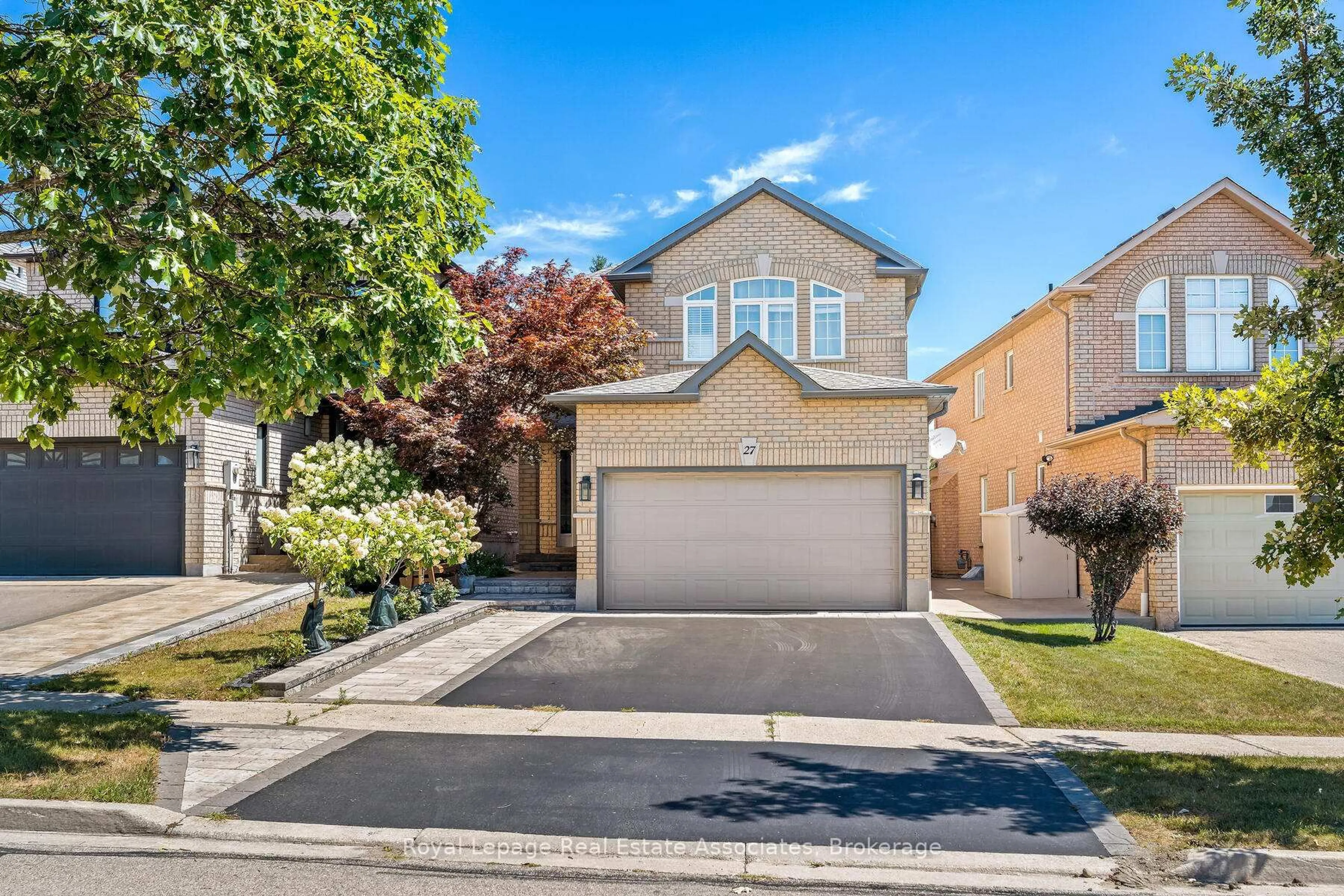 A pic from outside/outdoor area/front of a property/back of a property/a pic from drone, street for 27 Royal Ridge Cres, Vaughan Ontario L6A 2T1