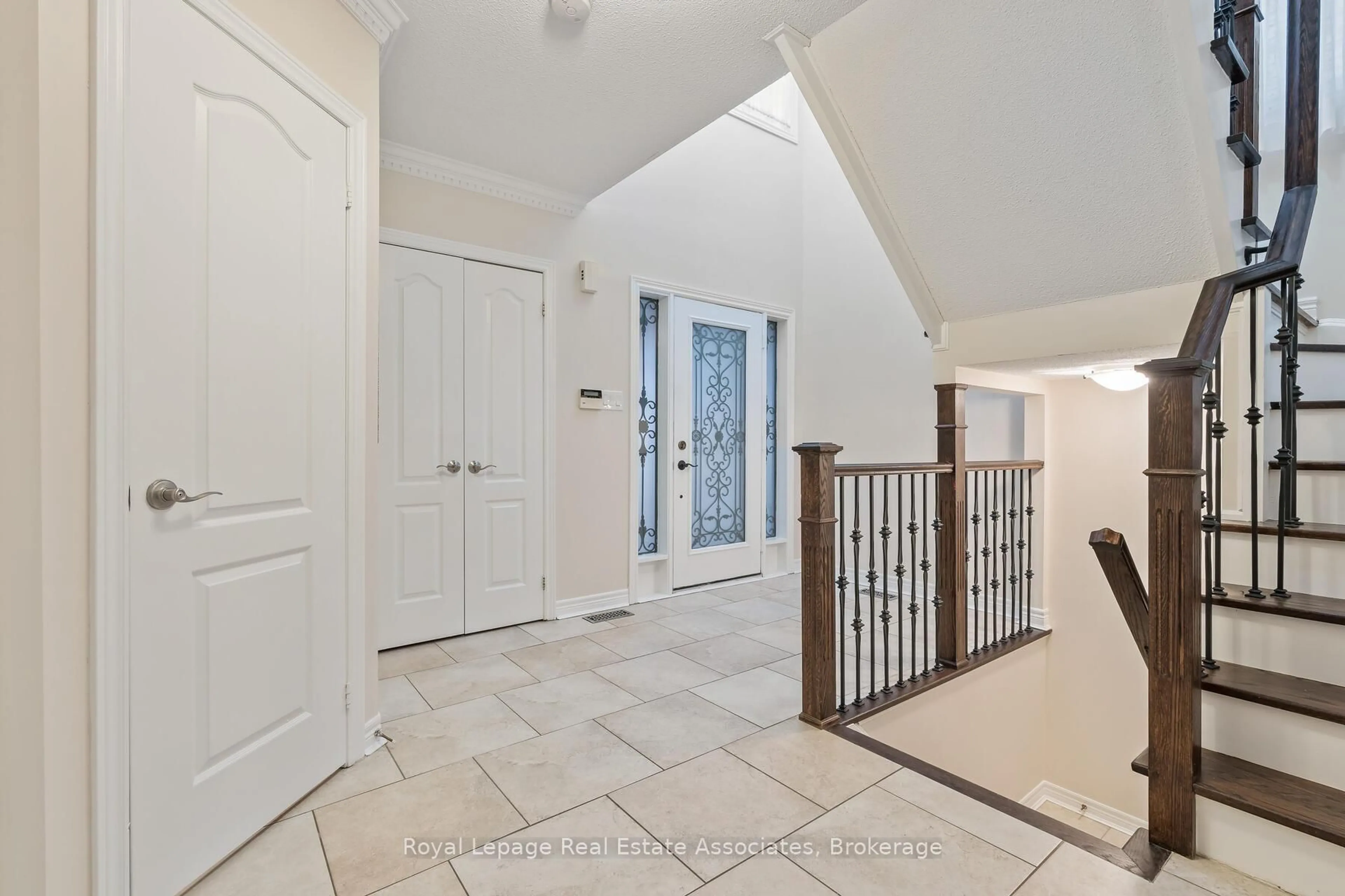 Indoor entryway for 27 Royal Ridge Cres, Vaughan Ontario L6A 2T1