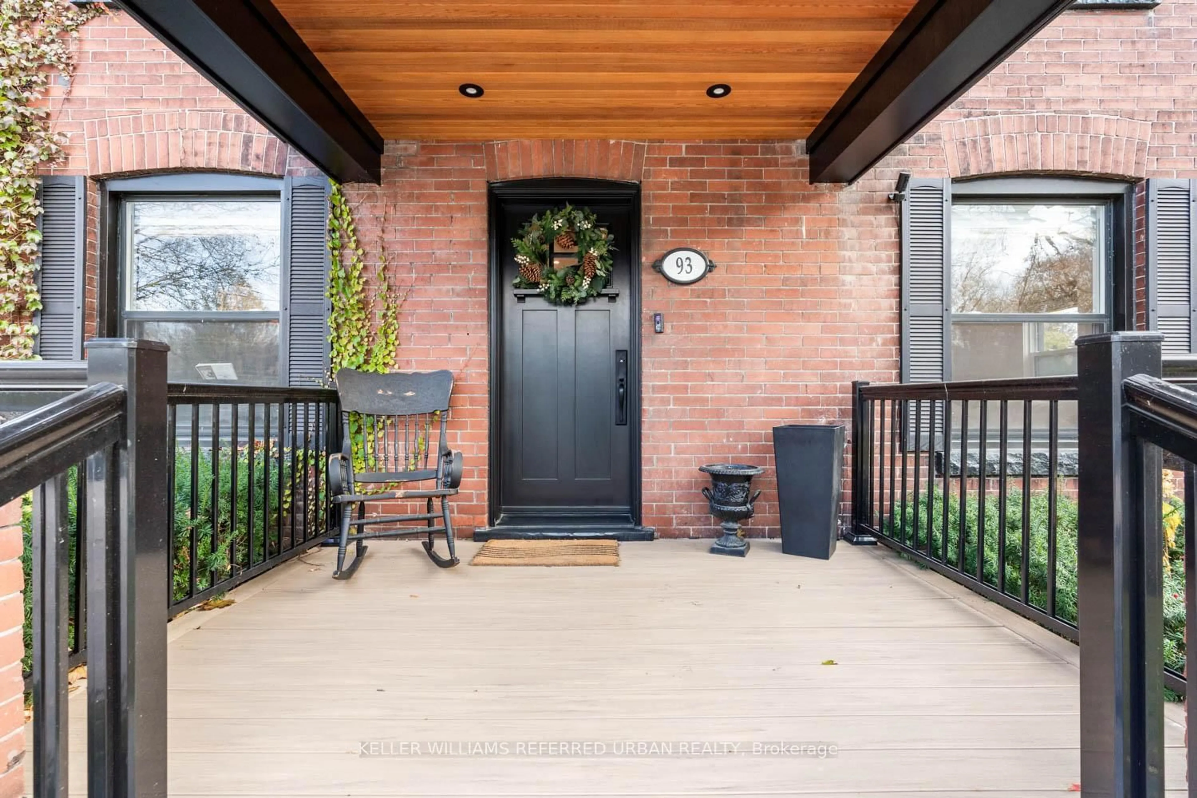 Indoor entryway for 93 Concession St, Newmarket Ontario L3Y 3W4