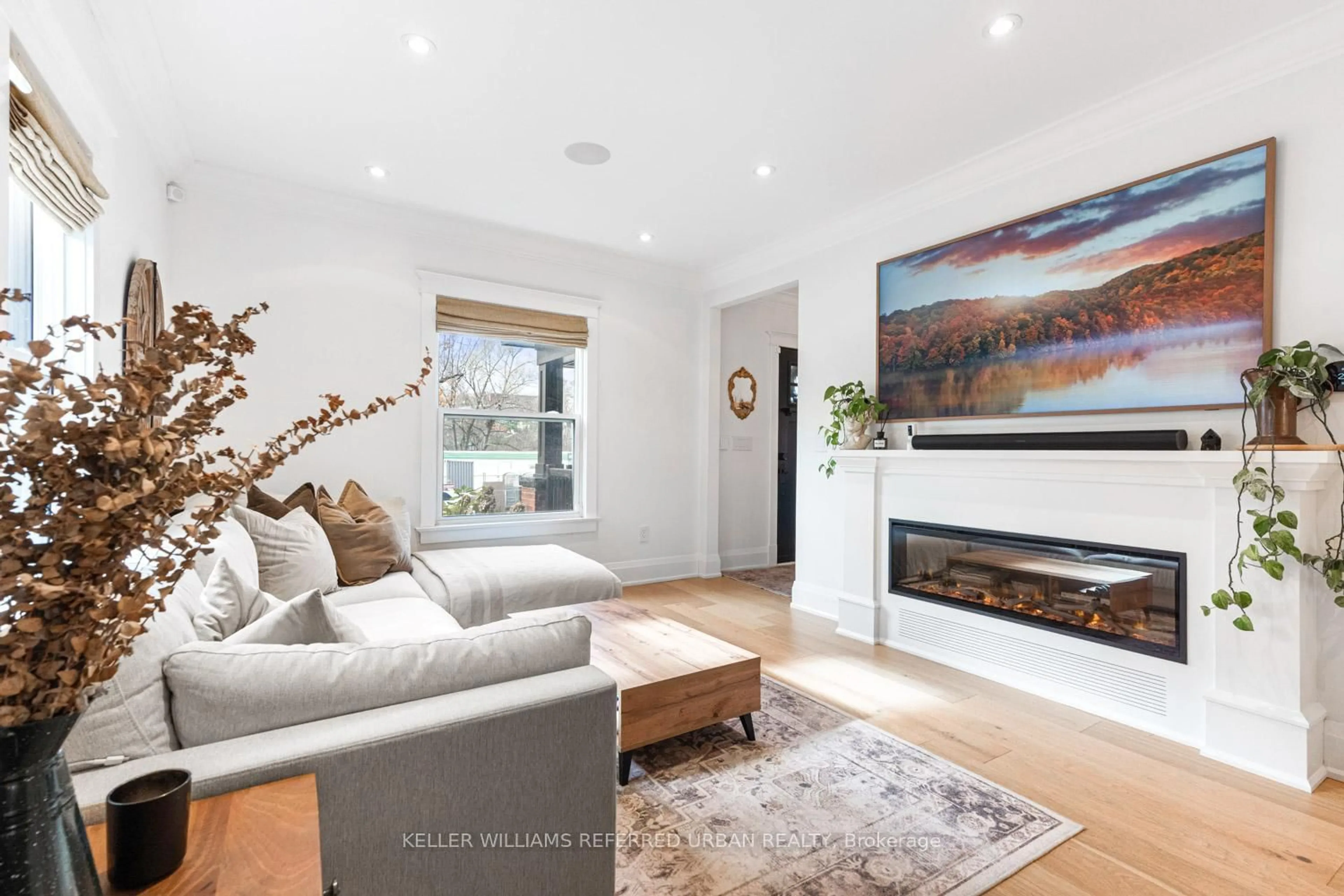 Living room with furniture, unknown for 93 Concession St, Newmarket Ontario L3Y 3W4