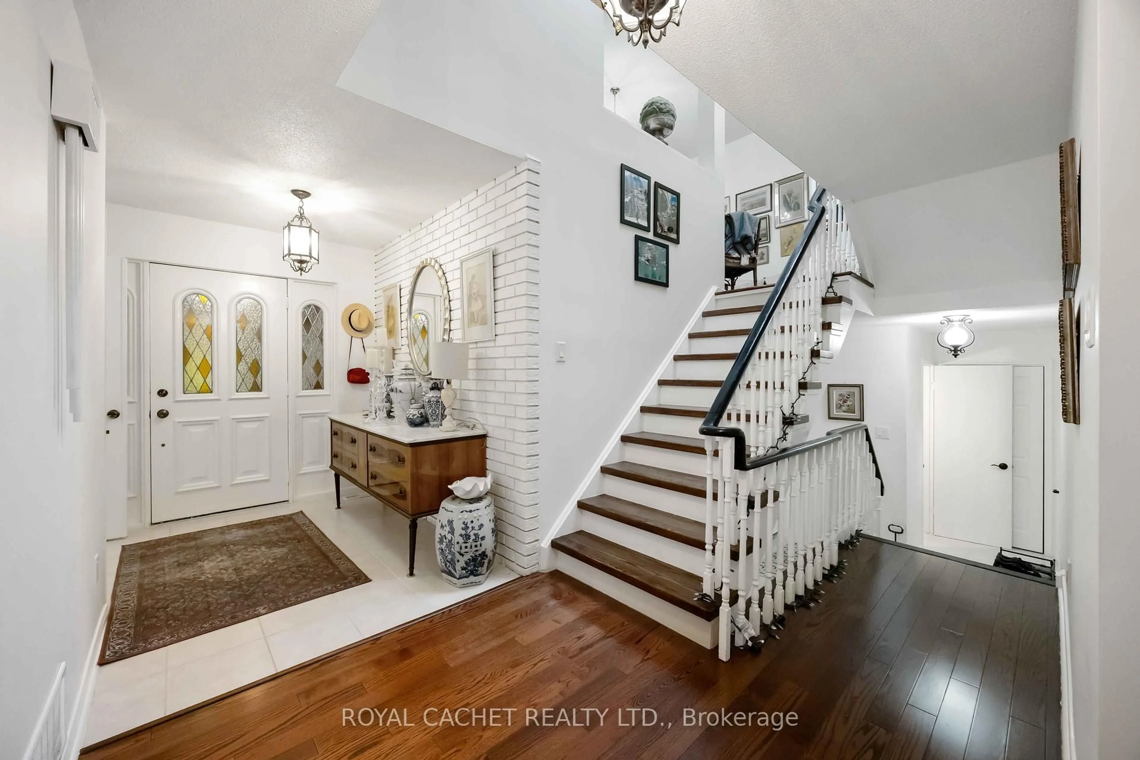 Indoor entryway for 26 Aileen Rd, Markham Ontario L3T 5T1