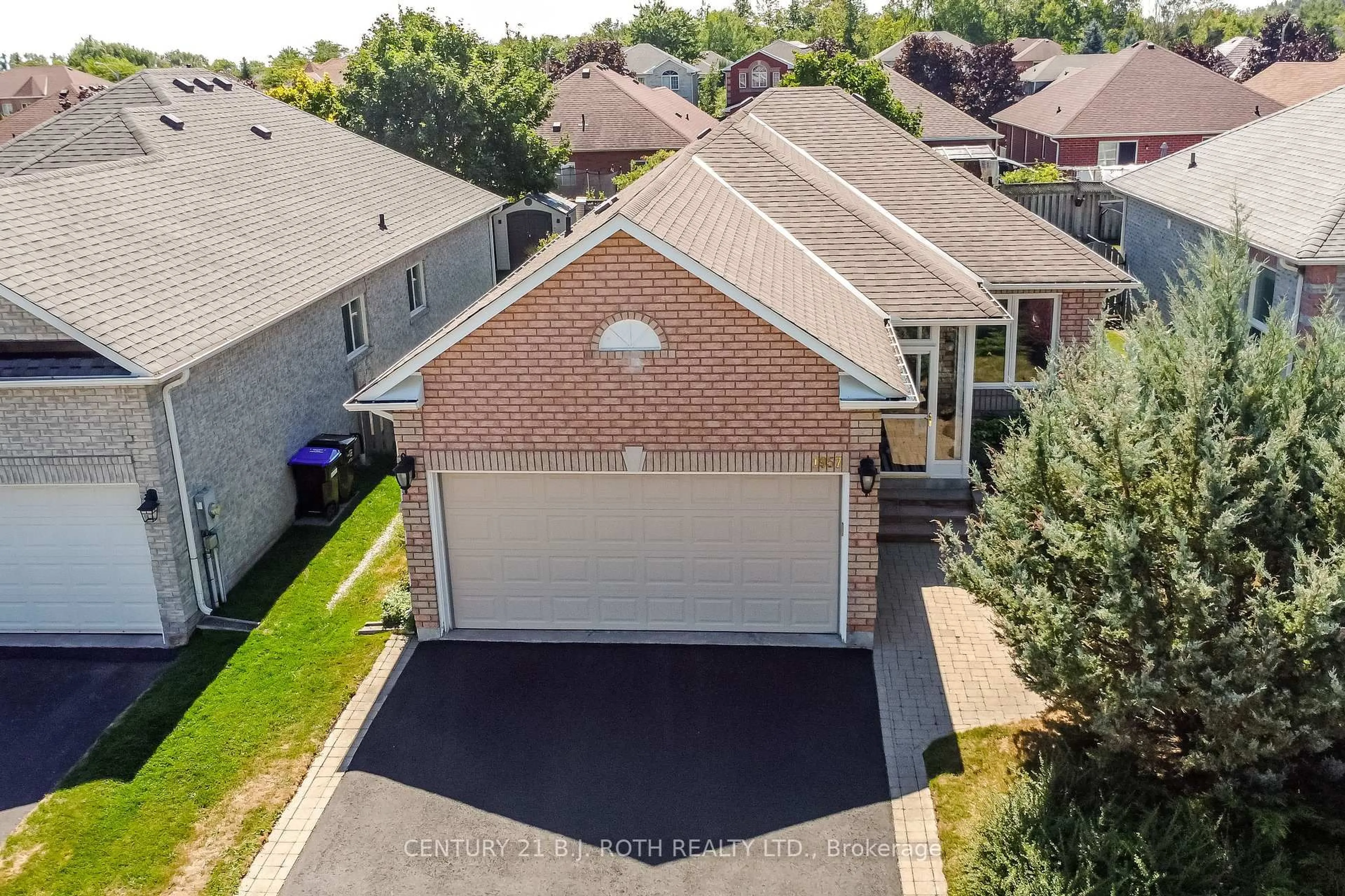 A pic from outside/outdoor area/front of a property/back of a property/a pic from drone, street for 1957 Mill St, Innisfil Ontario L9S 2A2