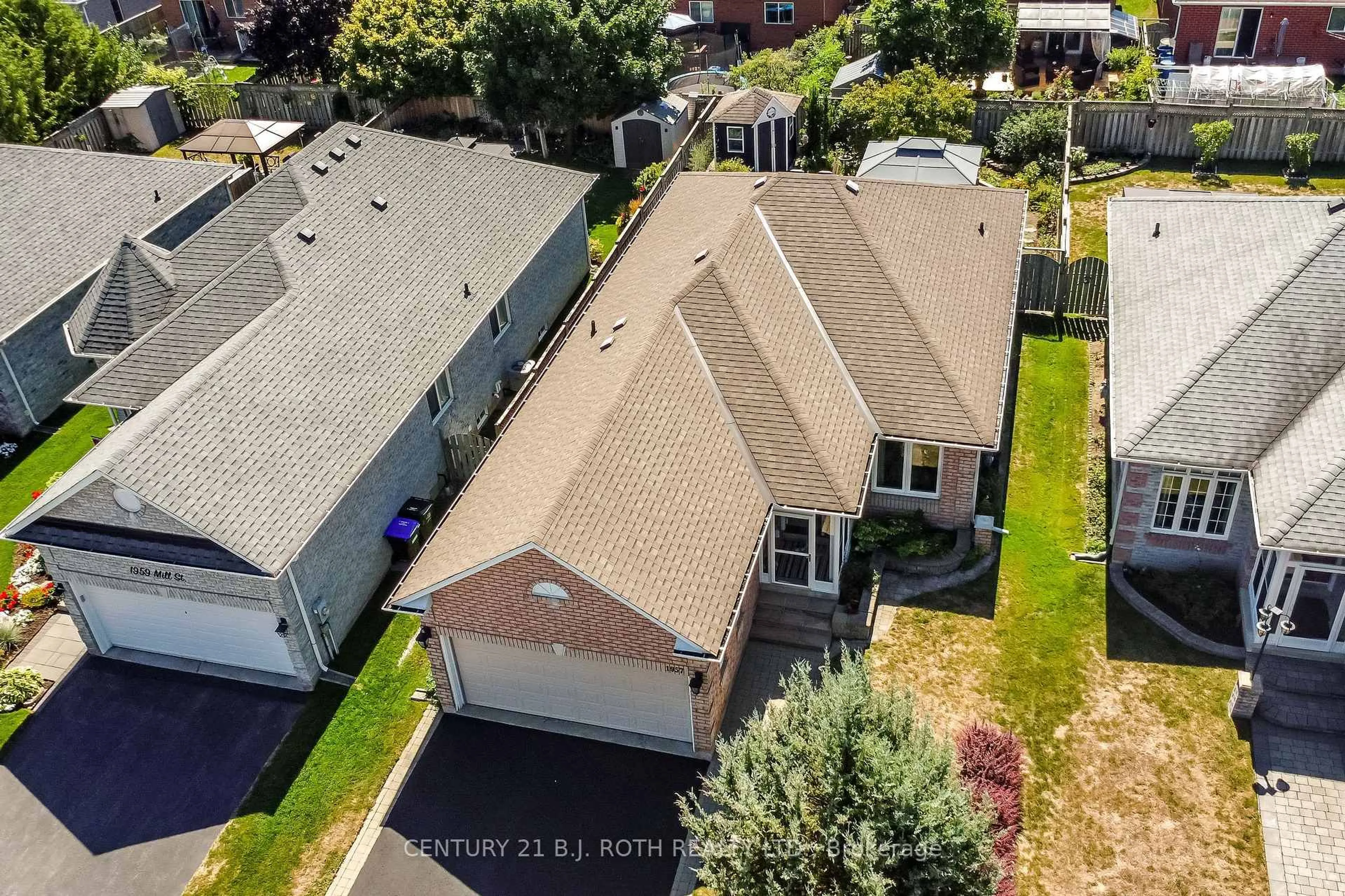 A pic from outside/outdoor area/front of a property/back of a property/a pic from drone, street for 1957 Mill St, Innisfil Ontario L9S 2A2