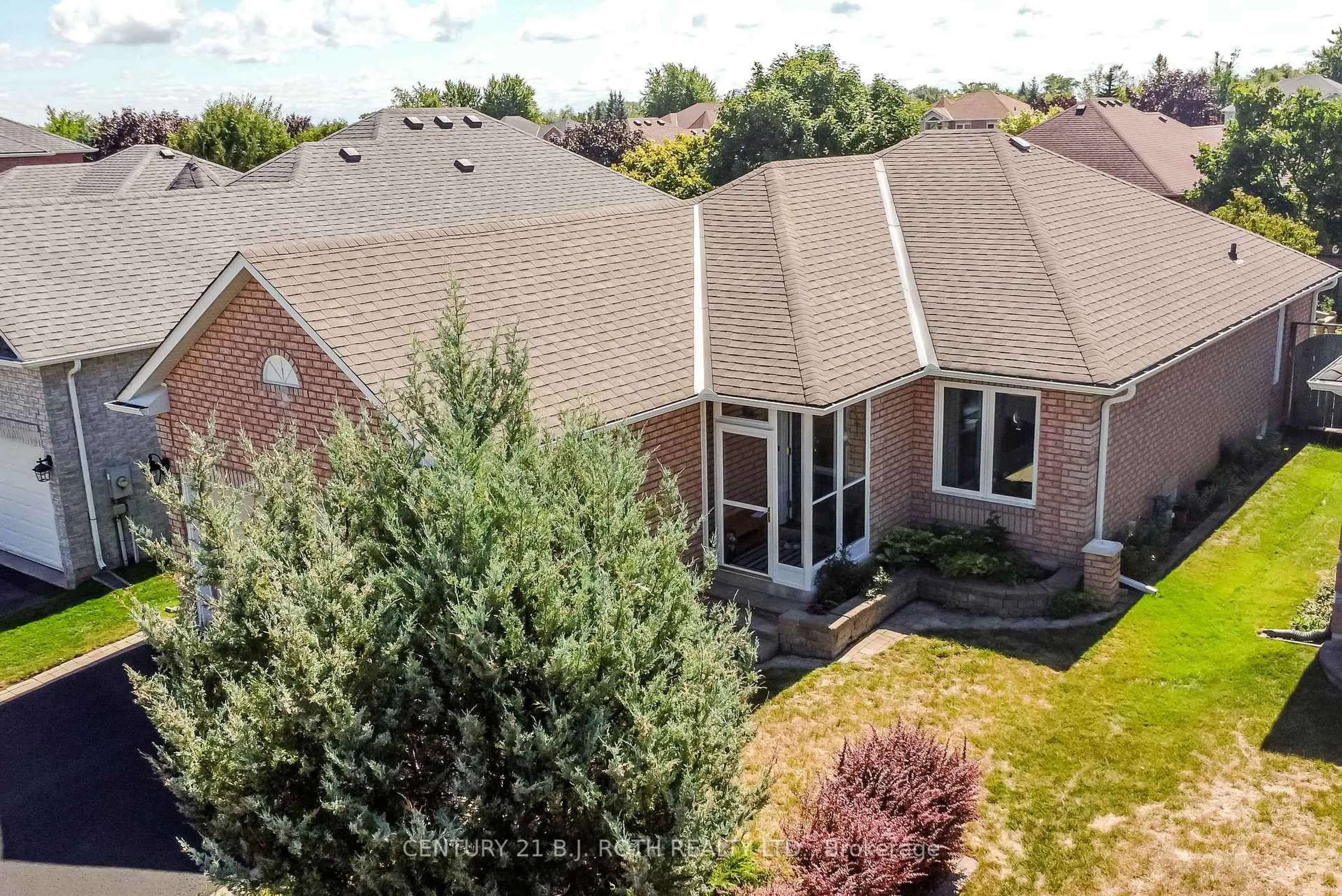 A pic from outside/outdoor area/front of a property/back of a property/a pic from drone, unknown for 1957 Mill St, Innisfil Ontario L9S 2A2