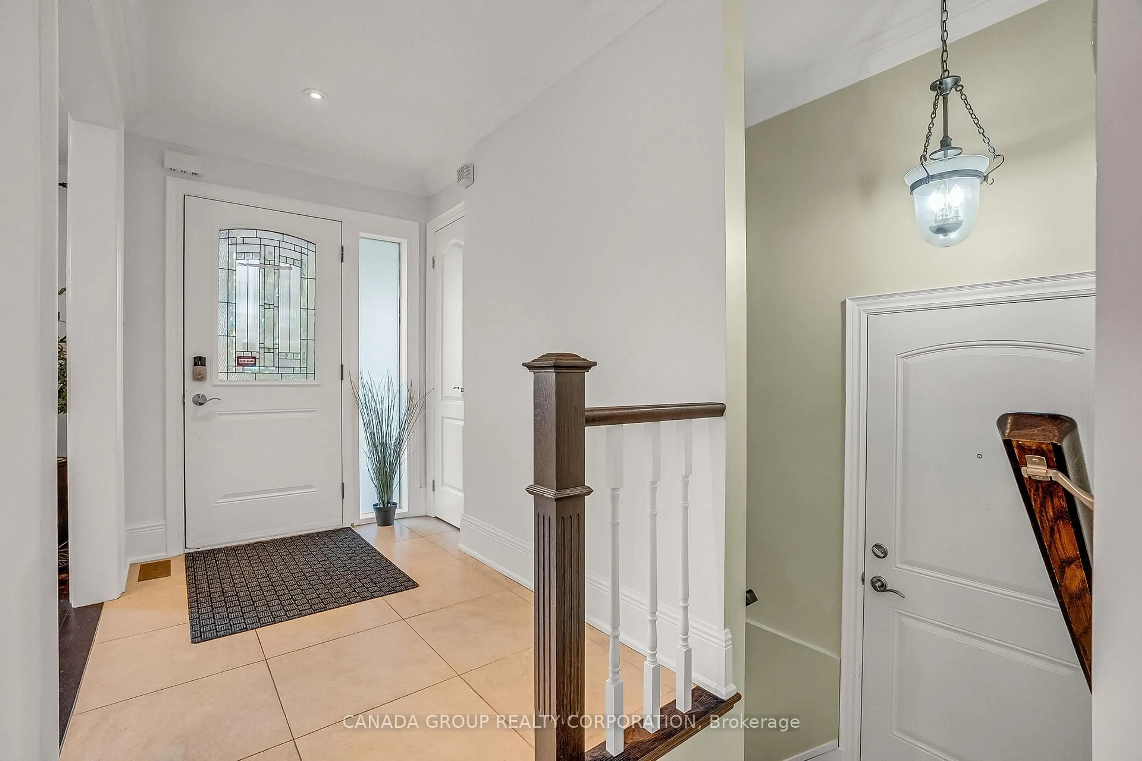 Indoor entryway for 339 Boisdale Ave, Richmond Hill Ontario L4C 1R4