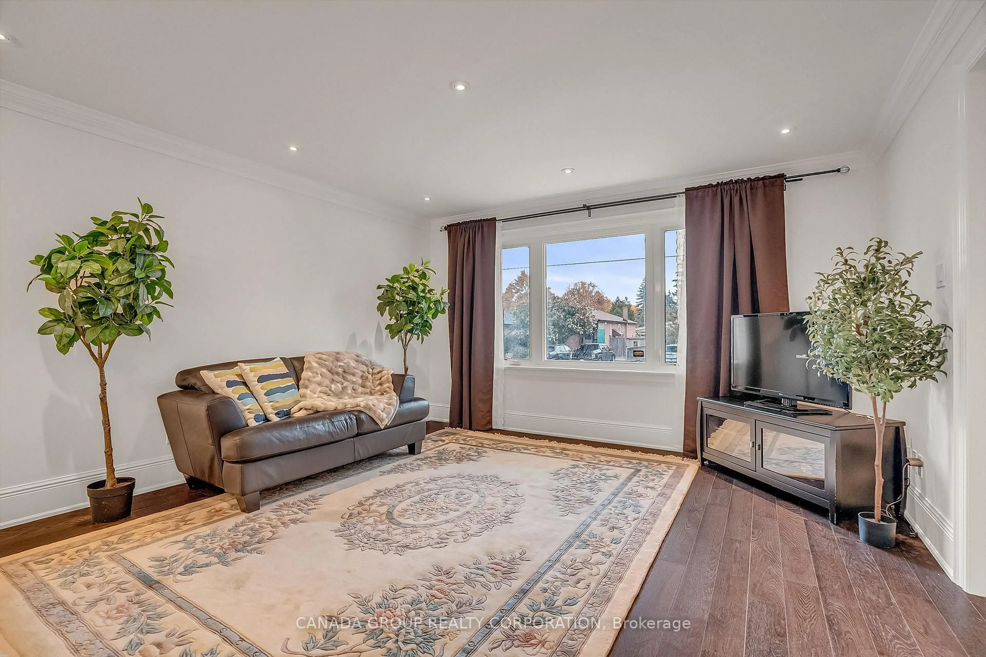 Living room with furniture, wood/laminate floor for 339 Boisdale Ave, Richmond Hill Ontario L4C 1R4