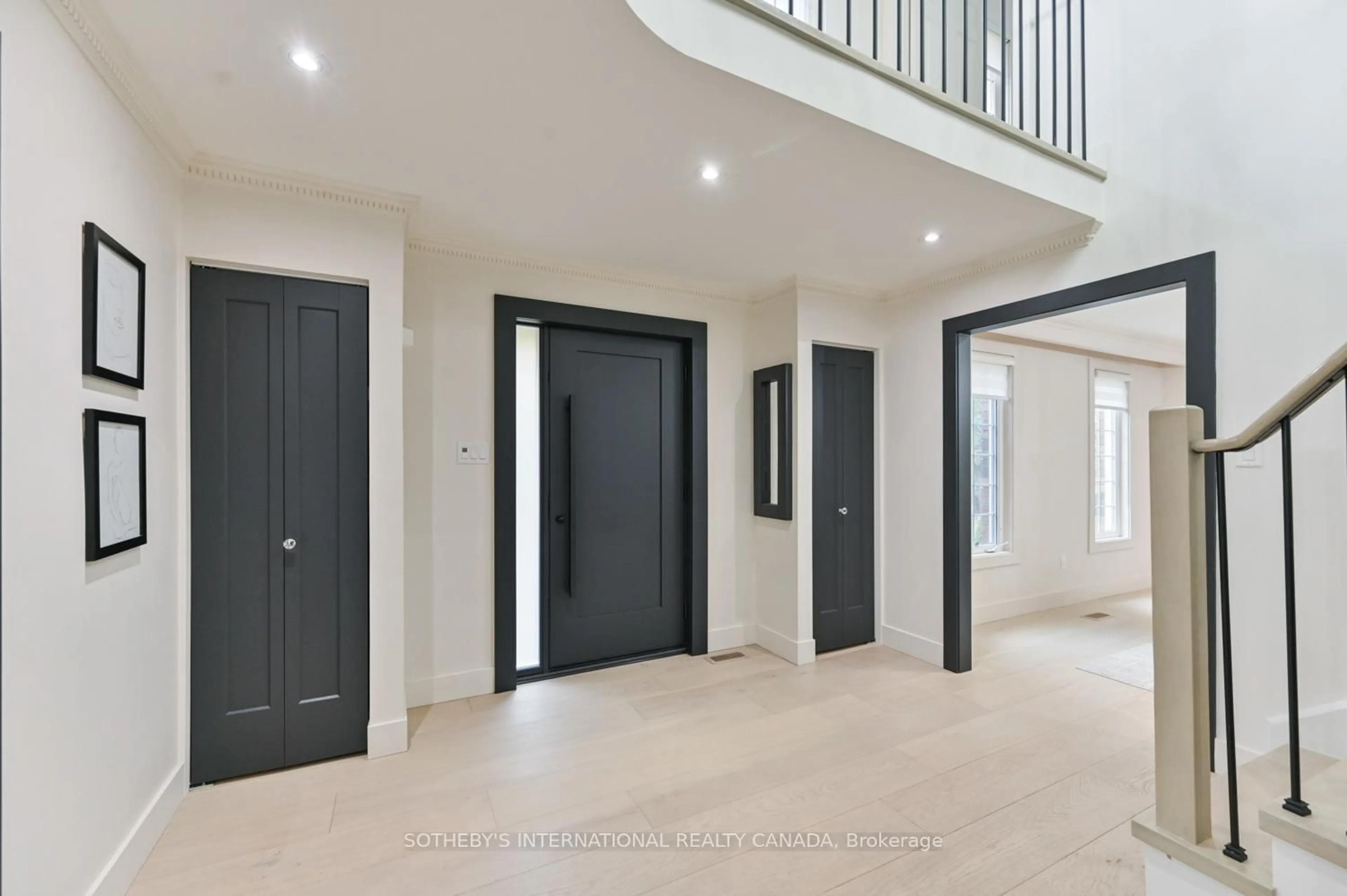 Indoor foyer for 23 Hill Farm Rd, King Ontario L0G 1N0