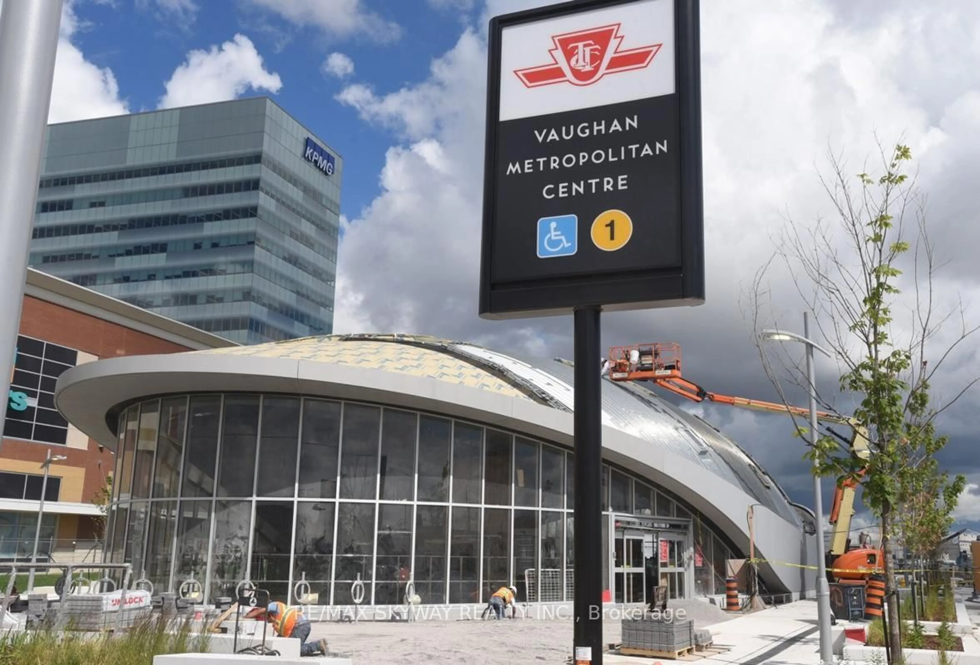 Indoor foyer for 898 Portage Pkwy #3502, Vaughan Ontario L4K 0J6