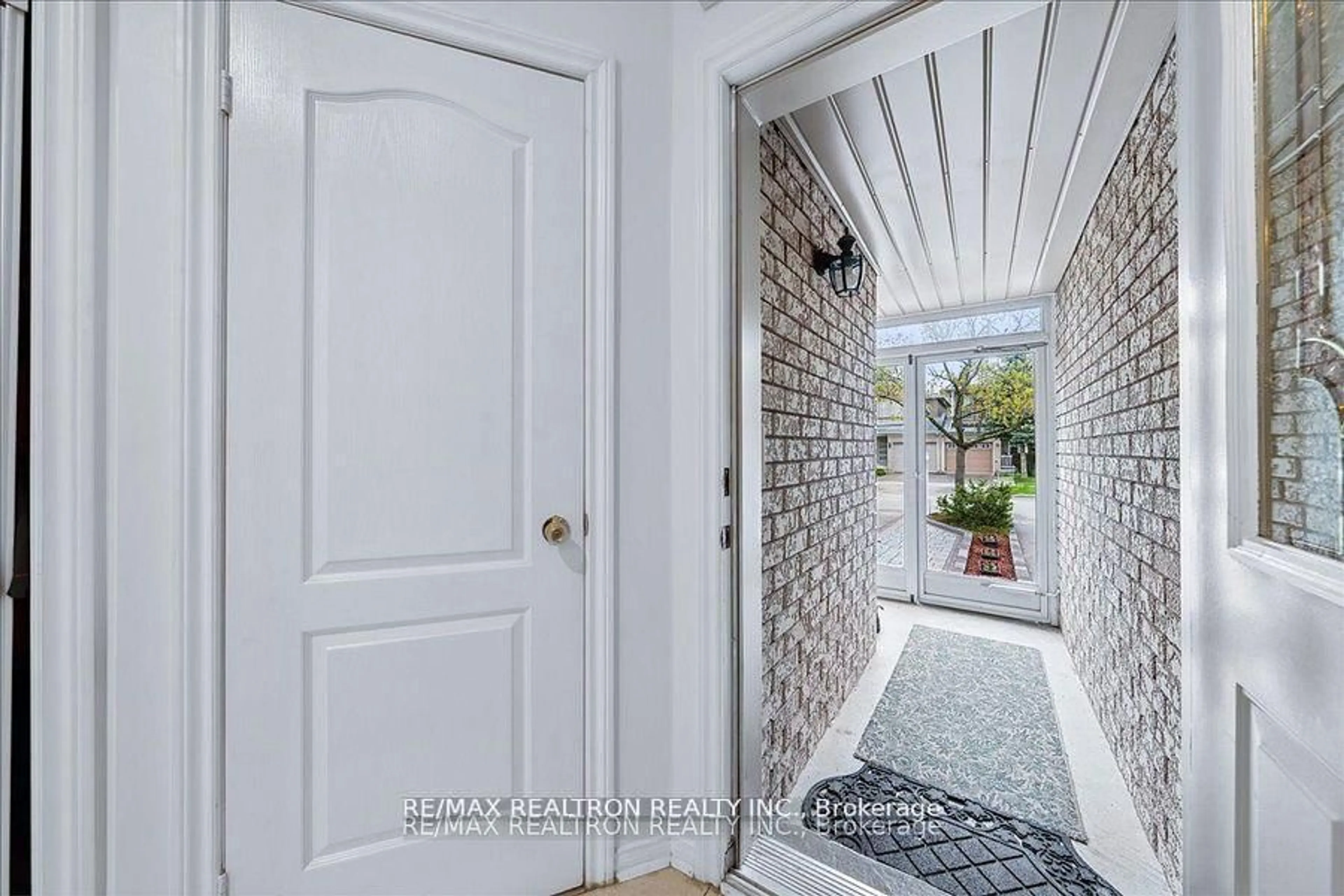 Indoor entryway for 63 Carousel Cres, Richmond Hill Ontario L4E 3X6