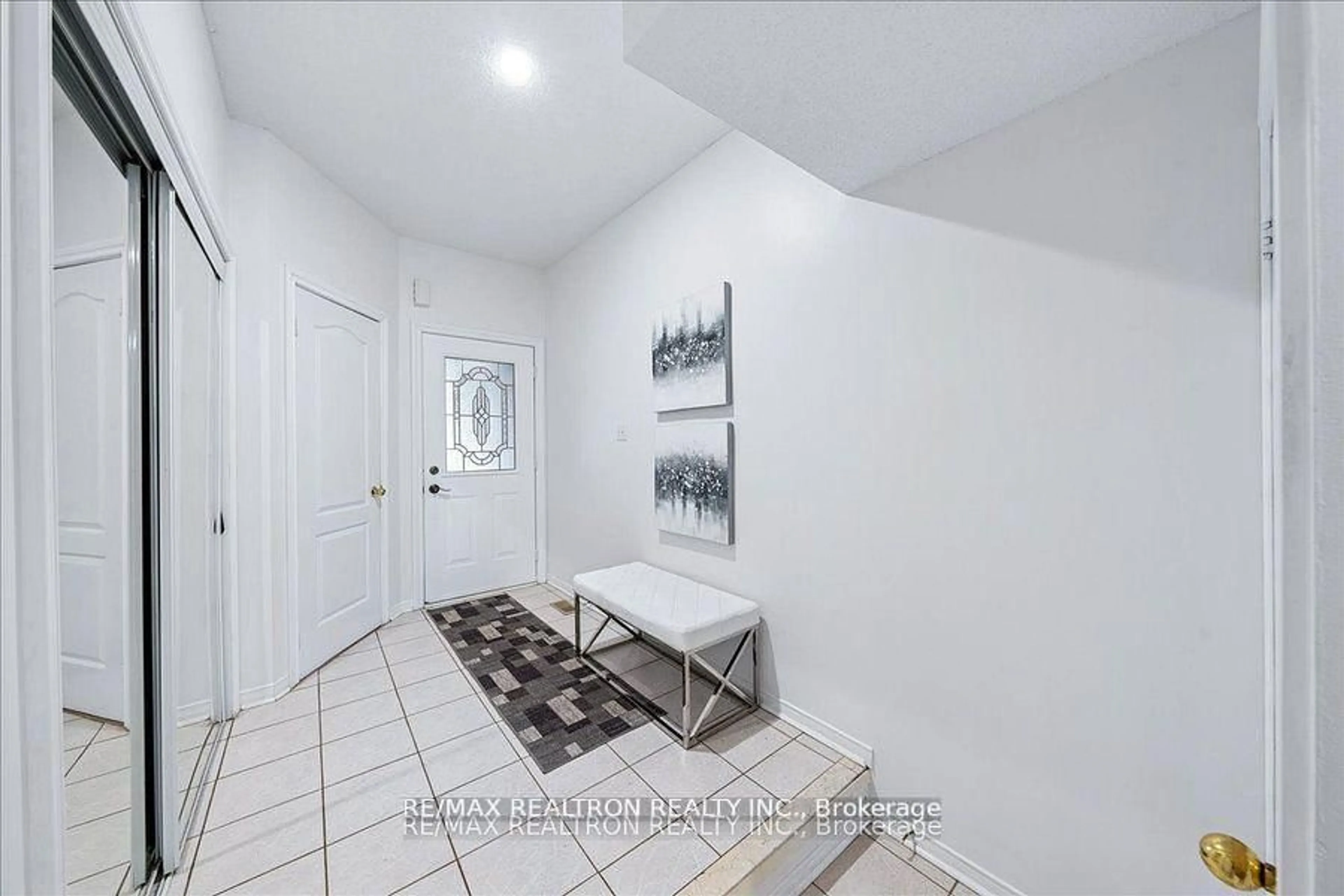 Indoor entryway for 63 Carousel Cres, Richmond Hill Ontario L4E 3X6
